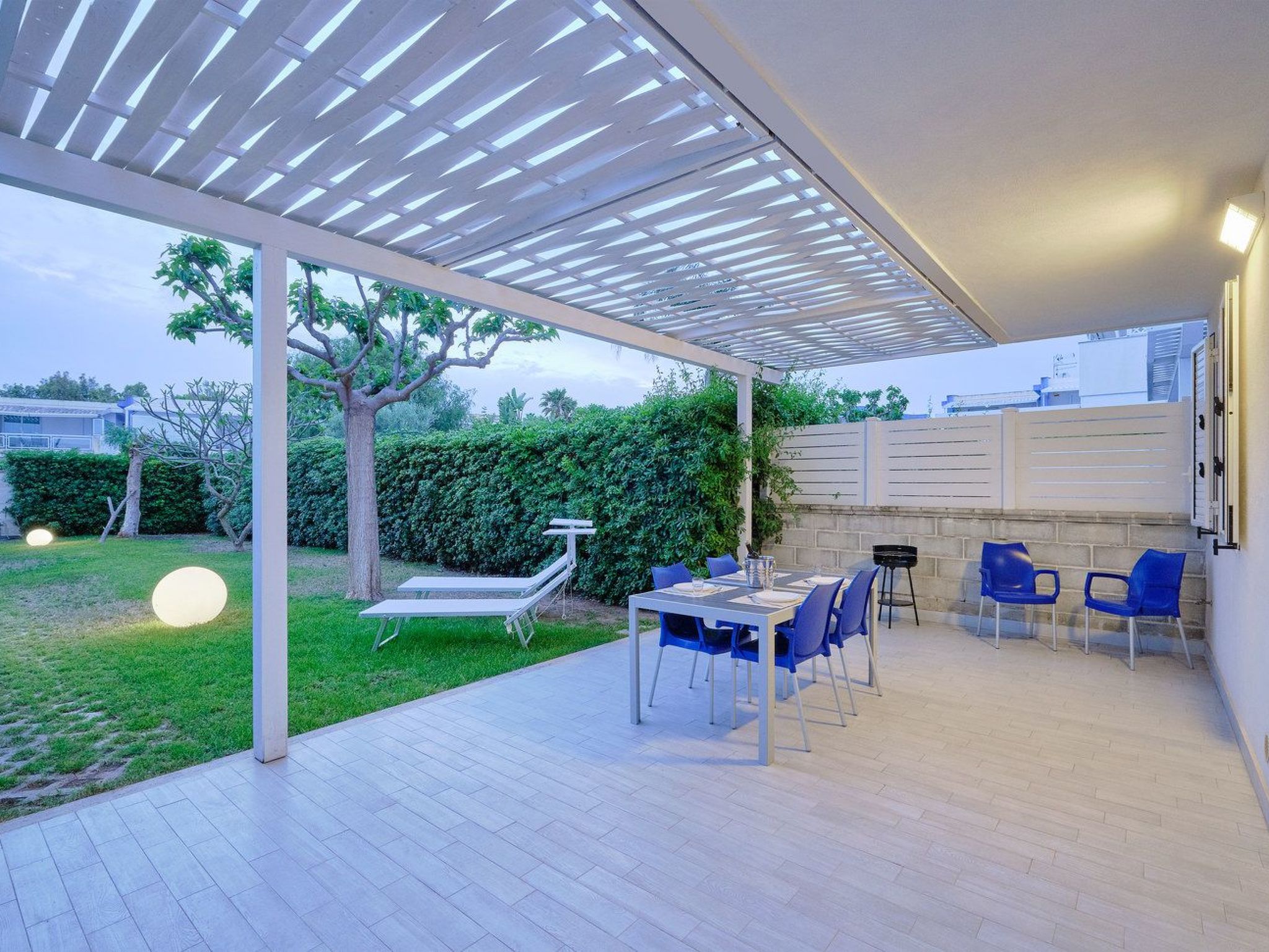 In Marina Di Ragusa mit Terrasse, Grill und Garten-Binnen