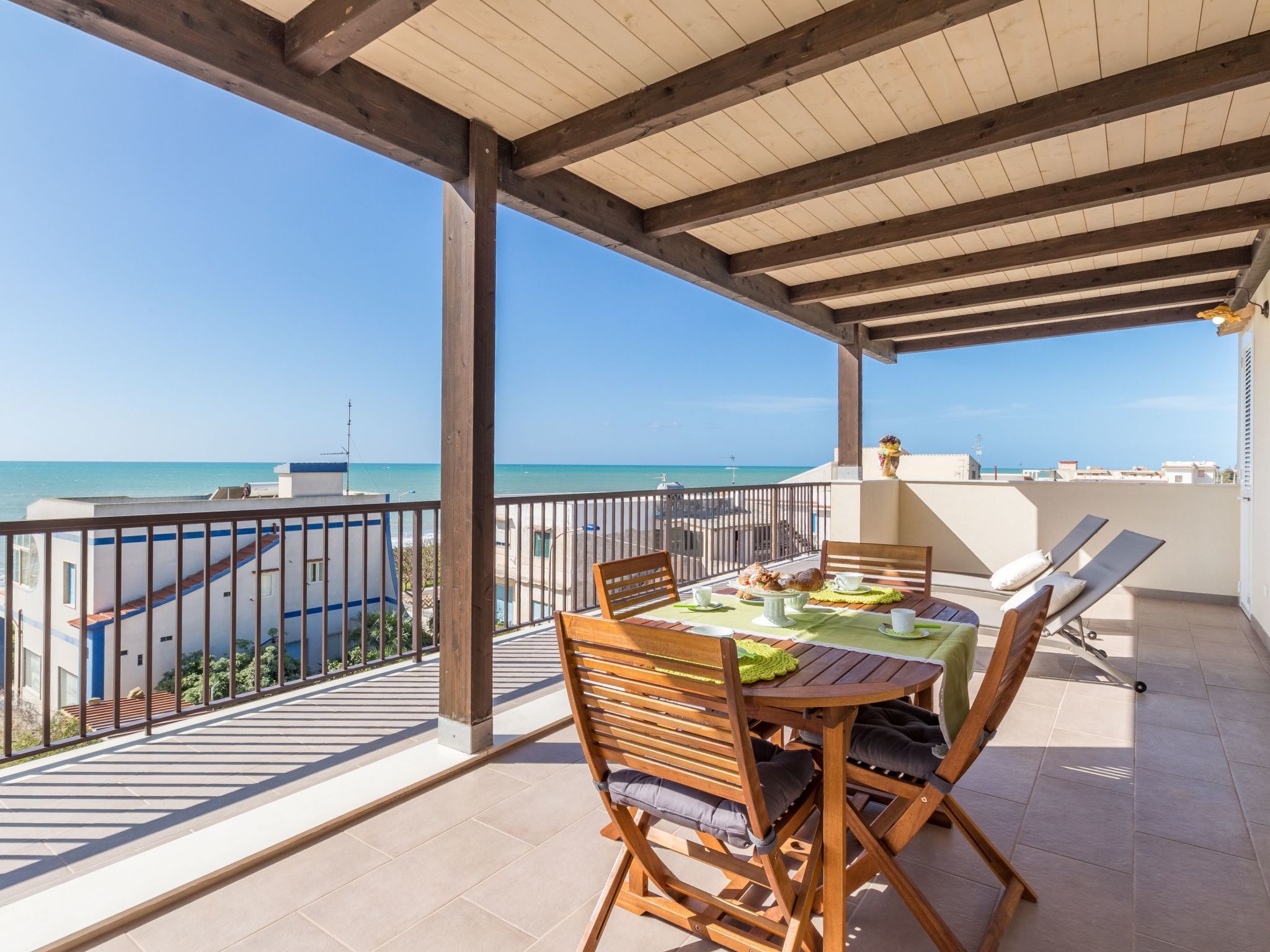Appartement in Donnalucata mit Möblierter Terrasse und Meerblick-Drinnen