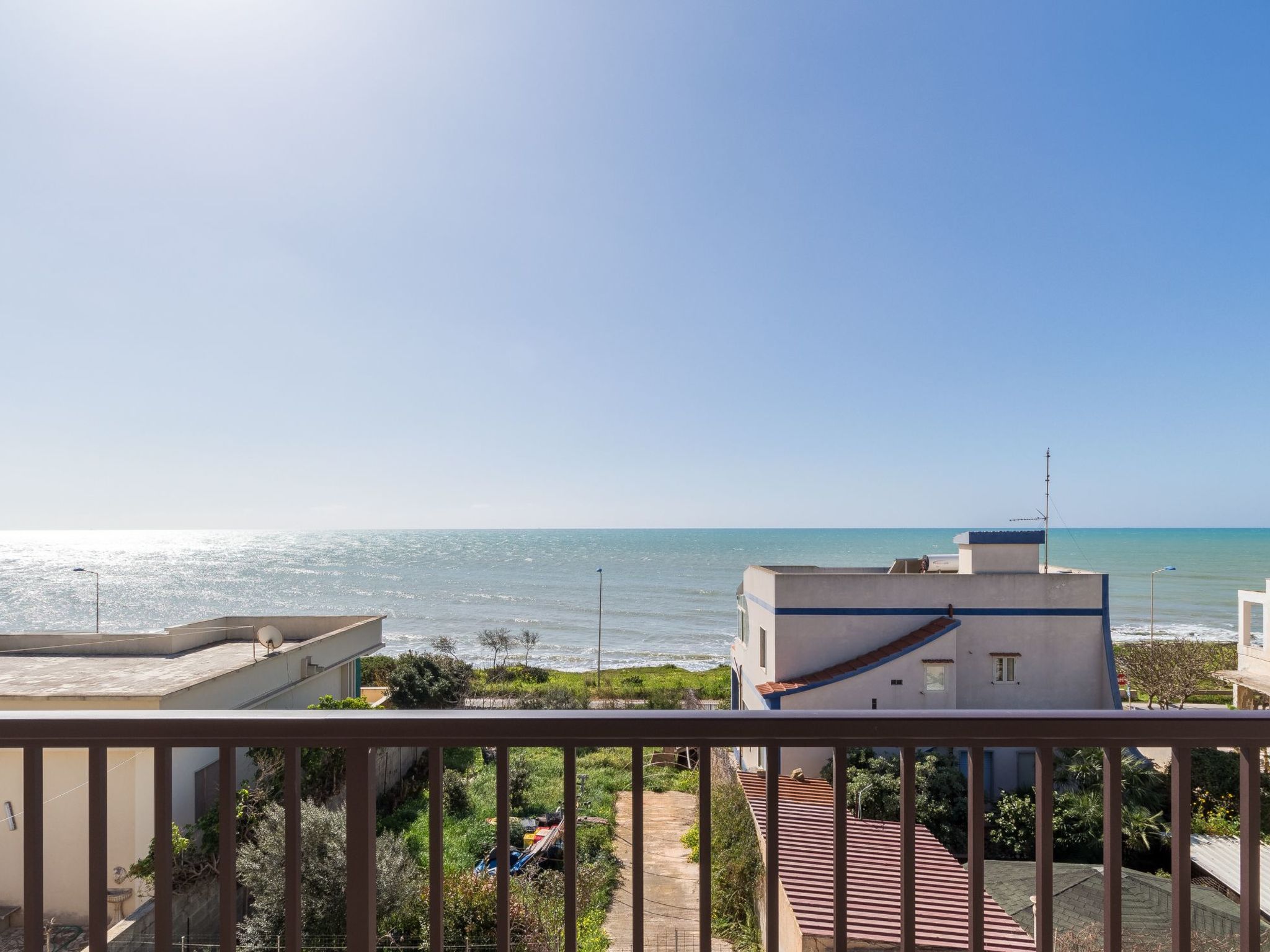 Appartement in Donnalucata mit Möblierter Terrasse und Meerblick-Drinnen
