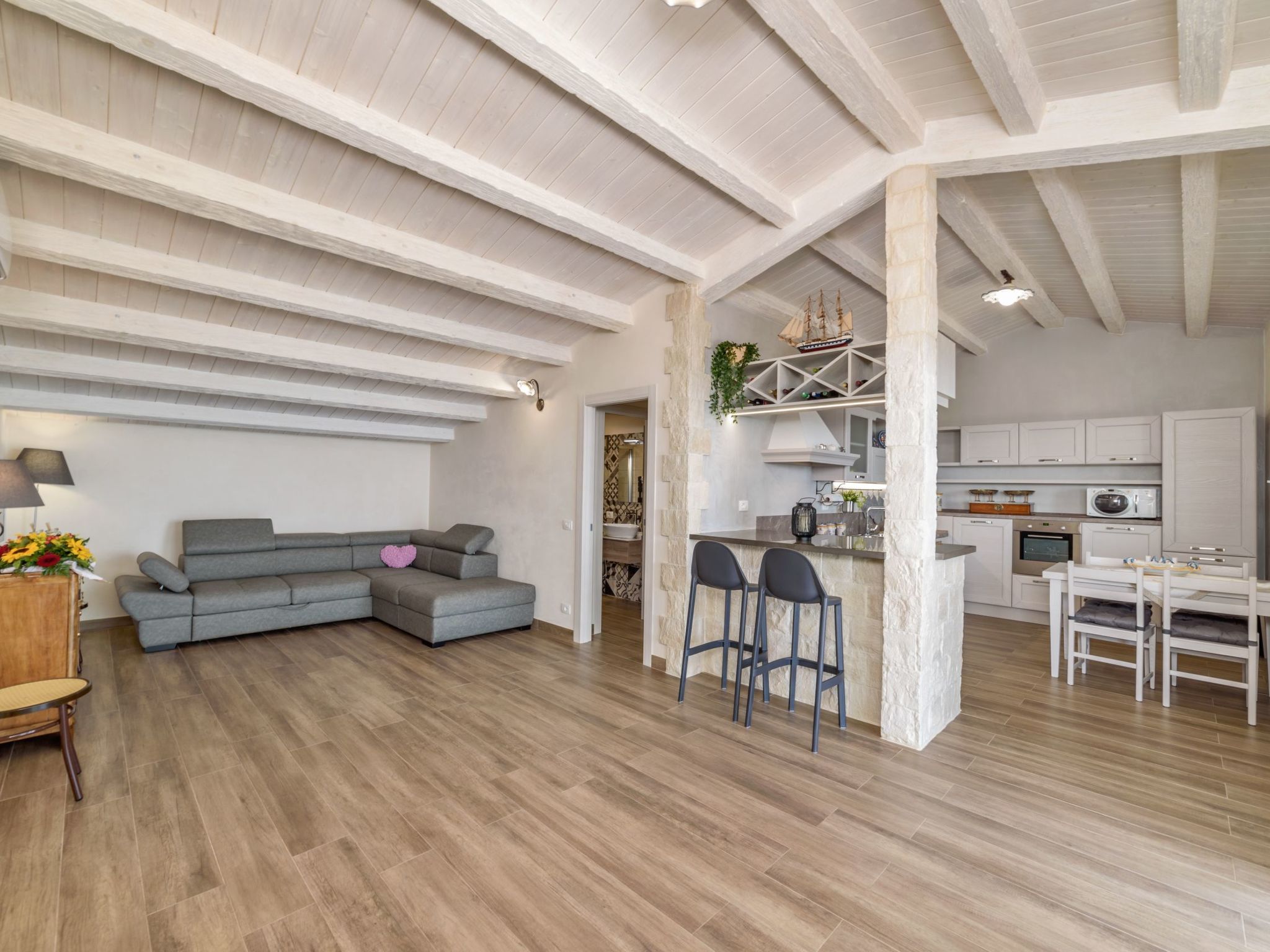 Appartement in Donnalucata mit Möblierter Terrasse und Meerblick-Drinnen