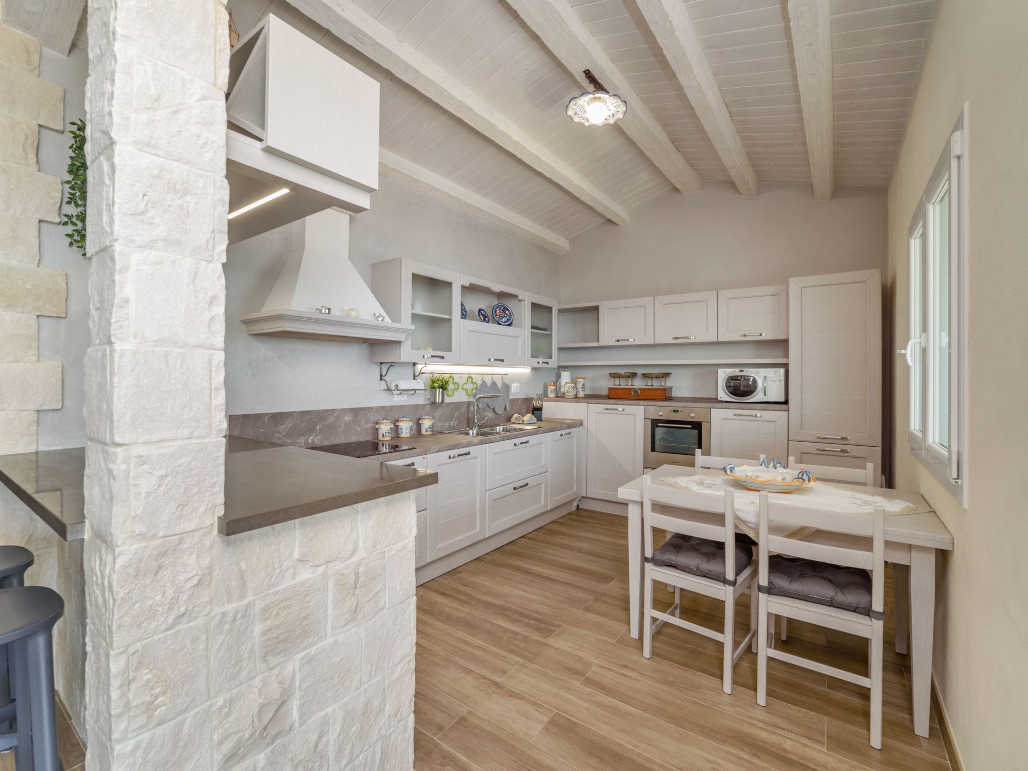 Appartement in Donnalucata mit Möblierter Terrasse und Meerblick-Drinnen