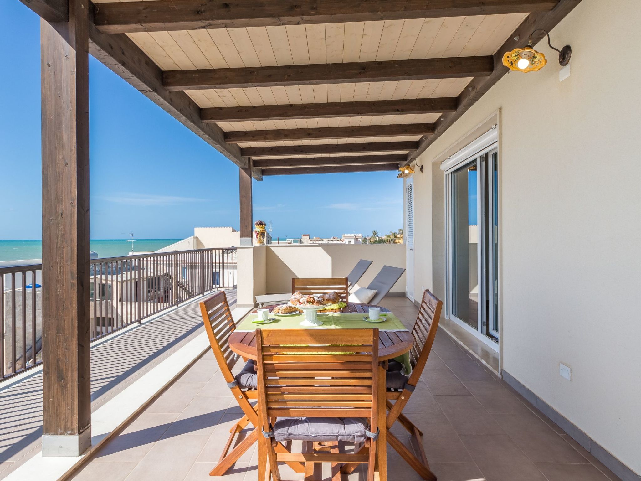 Appartement in Donnalucata mit Möblierter Terrasse und Meerblick-Drinnen