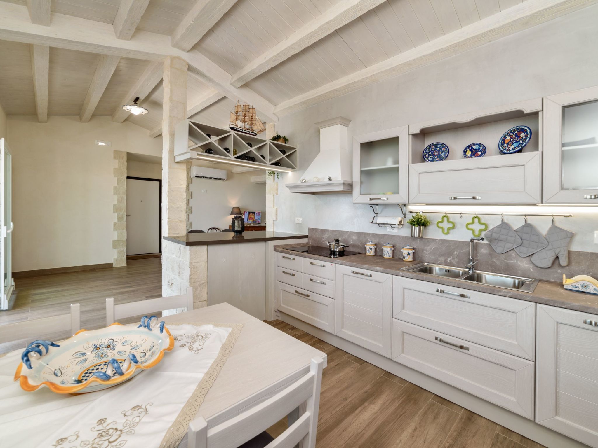 Appartement in Donnalucata mit Möblierter Terrasse und Meerblick-Drinnen