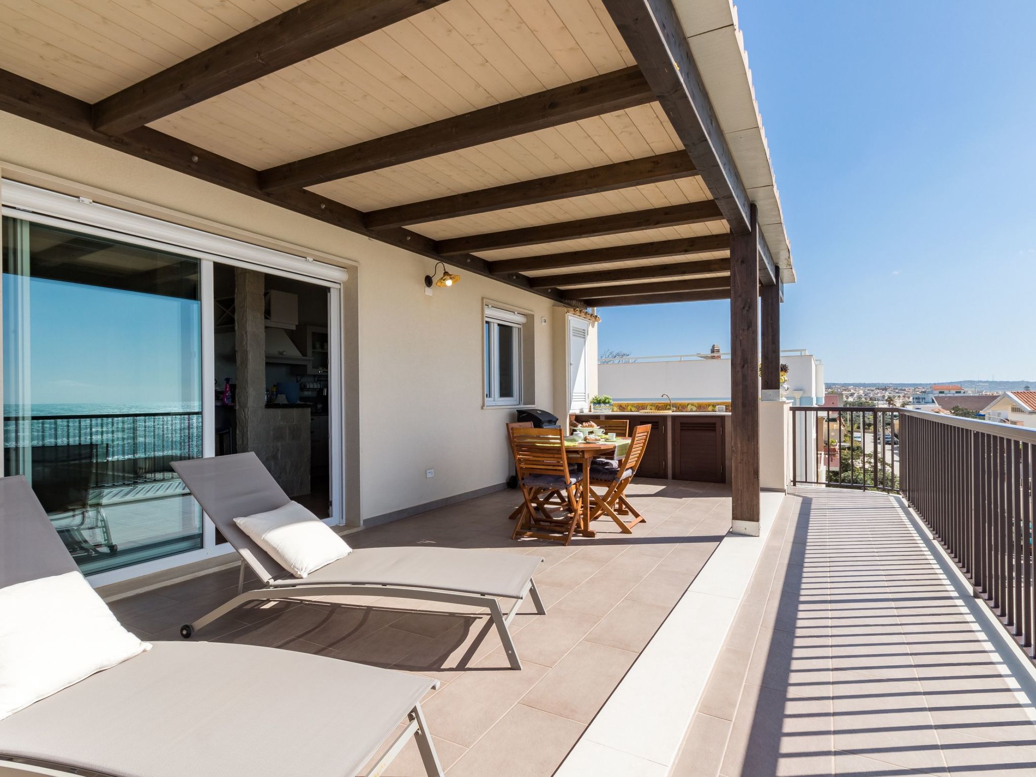Appartement in Donnalucata mit Möblierter Terrasse und Meerblick-Drinnen