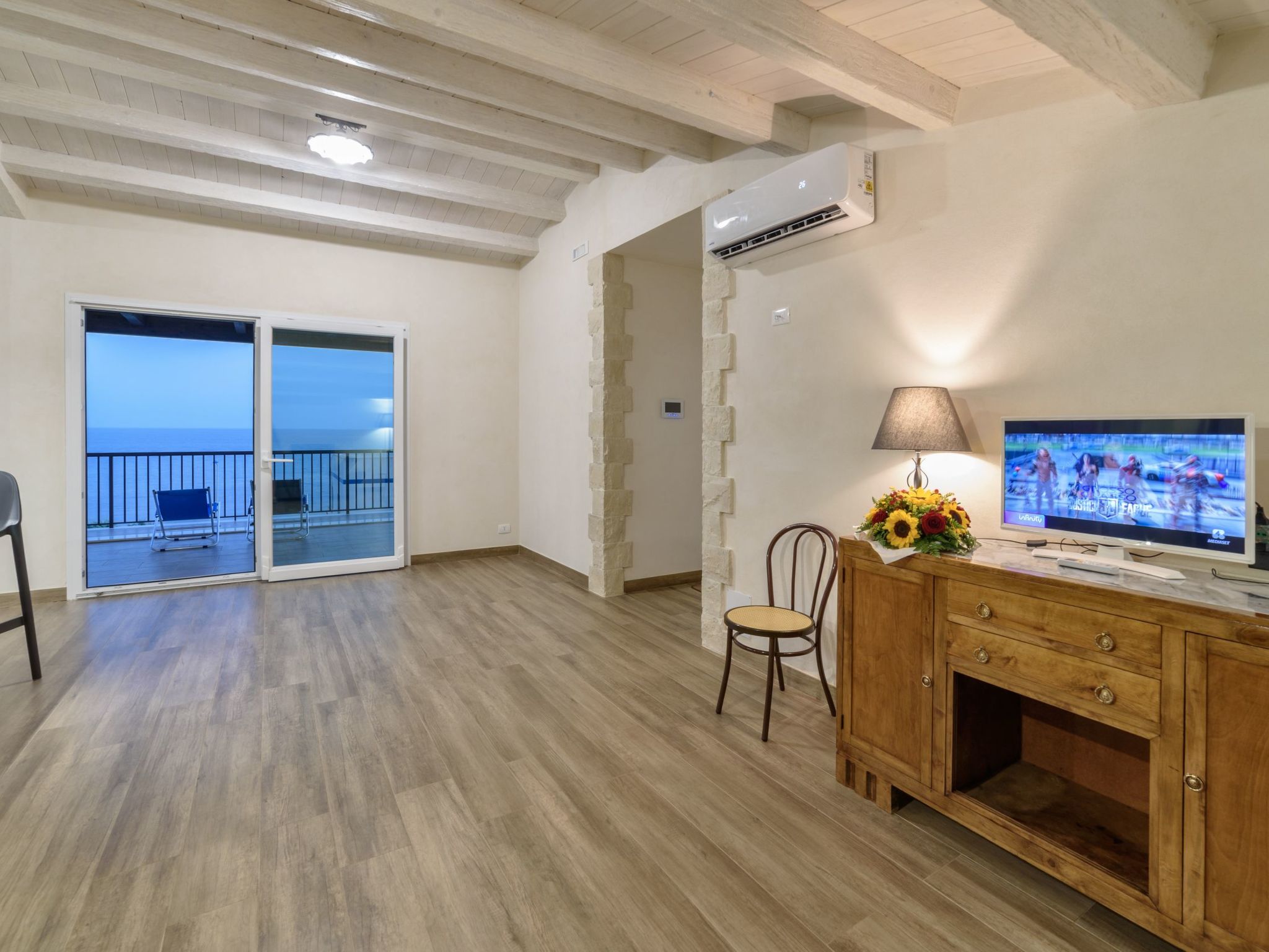 Appartement in Donnalucata mit Möblierter Terrasse und Meerblick-Drinnen