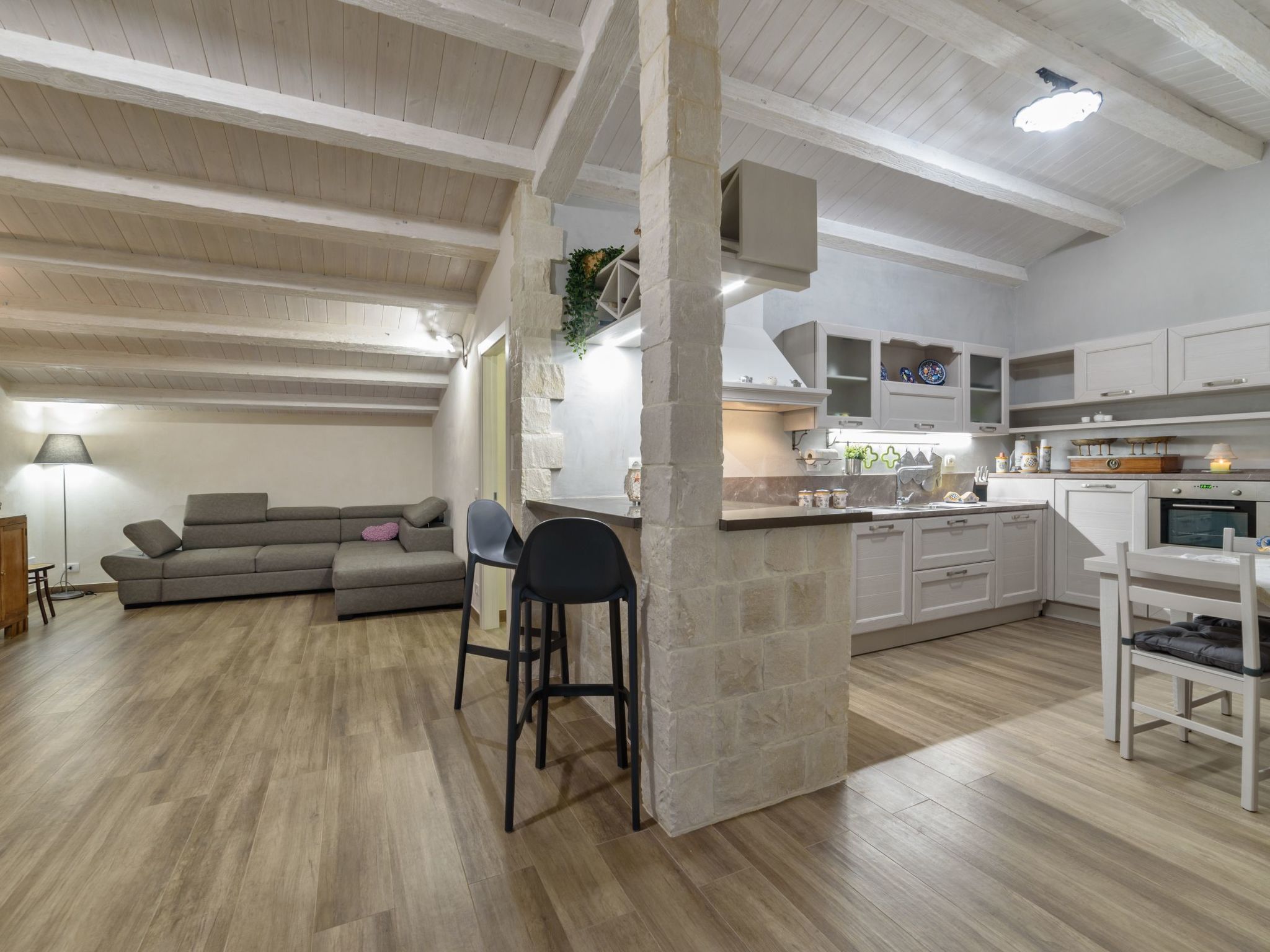 Appartement in Donnalucata mit Möblierter Terrasse und Meerblick-Drinnen