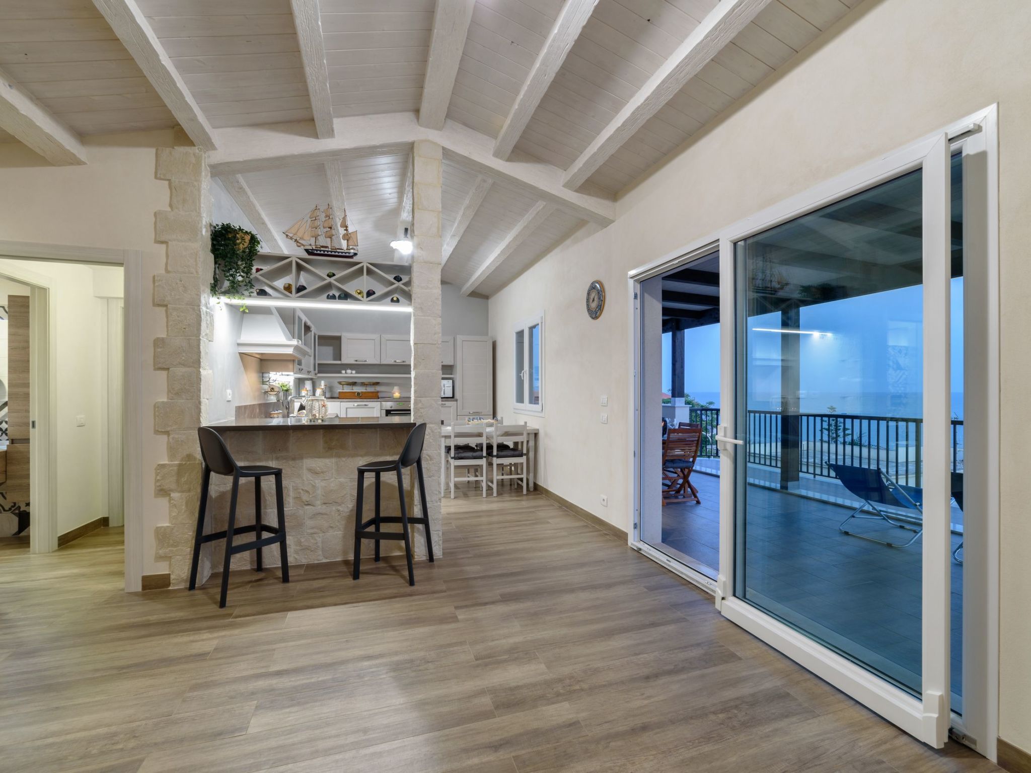 Appartement in Donnalucata mit Möblierter Terrasse und Meerblick-Drinnen