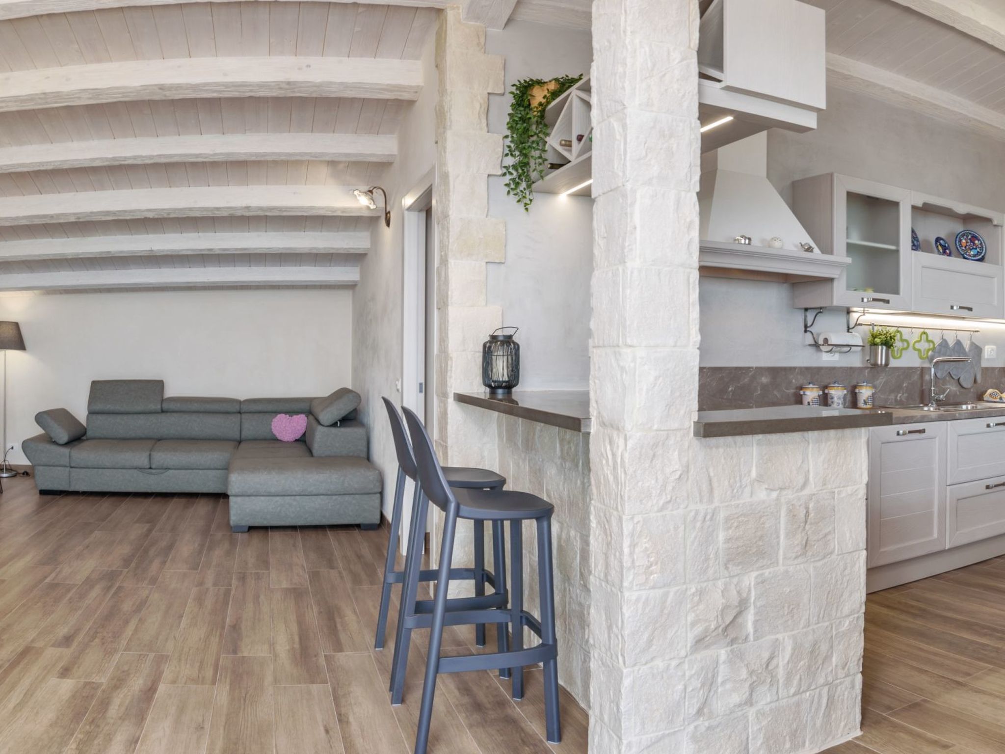 Appartement in Donnalucata mit Möblierter Terrasse und Meerblick-Drinnen