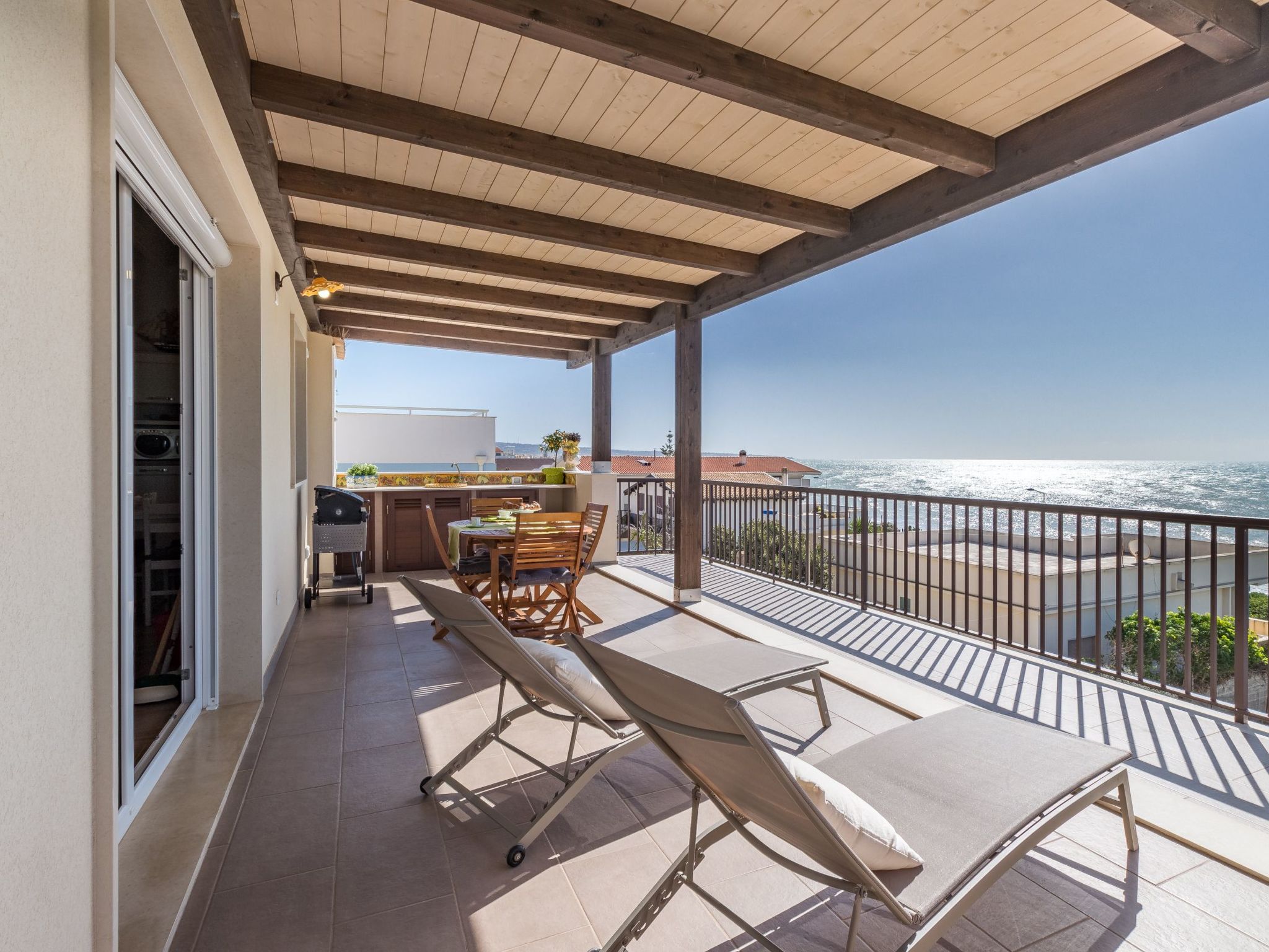 Appartement in Donnalucata mit Möblierter Terrasse und Meerblick-Drinnen
