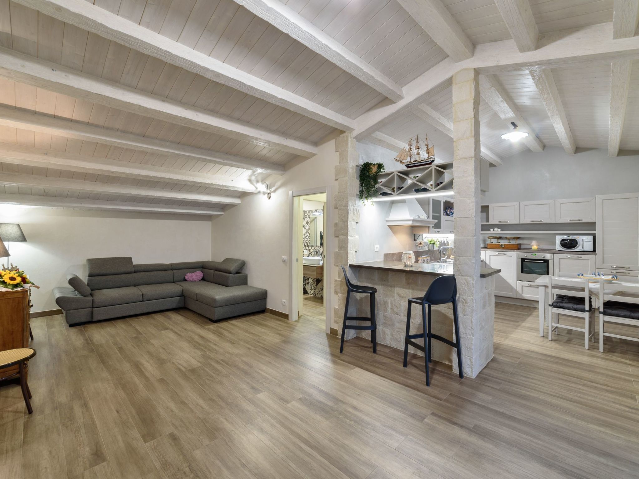 Appartement in Donnalucata mit Möblierter Terrasse und Meerblick-Drinnen