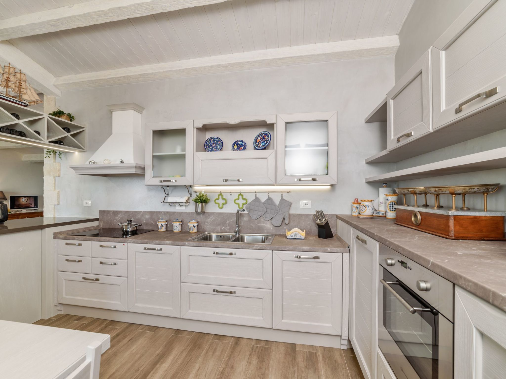 Appartement in Donnalucata mit Möblierter Terrasse und Meerblick-Drinnen