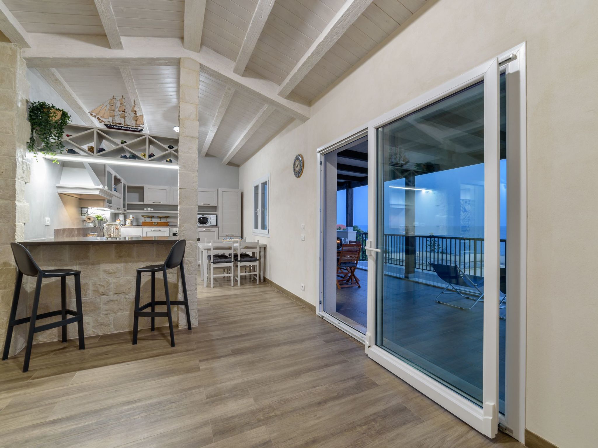 Appartement in Donnalucata mit Möblierter Terrasse und Meerblick-Drinnen