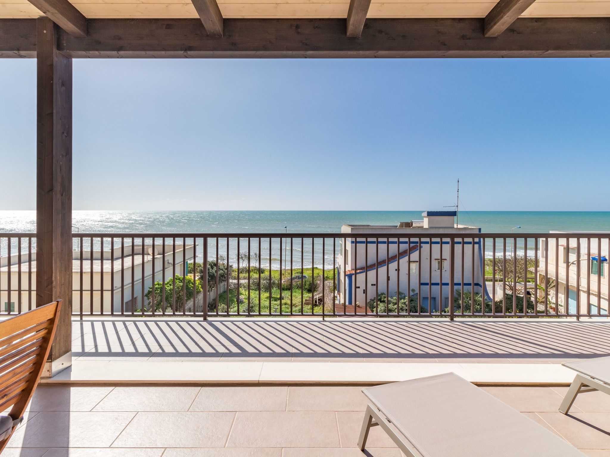 Appartement in Donnalucata mit Möblierter Terrasse und Meerblick-Drinnen