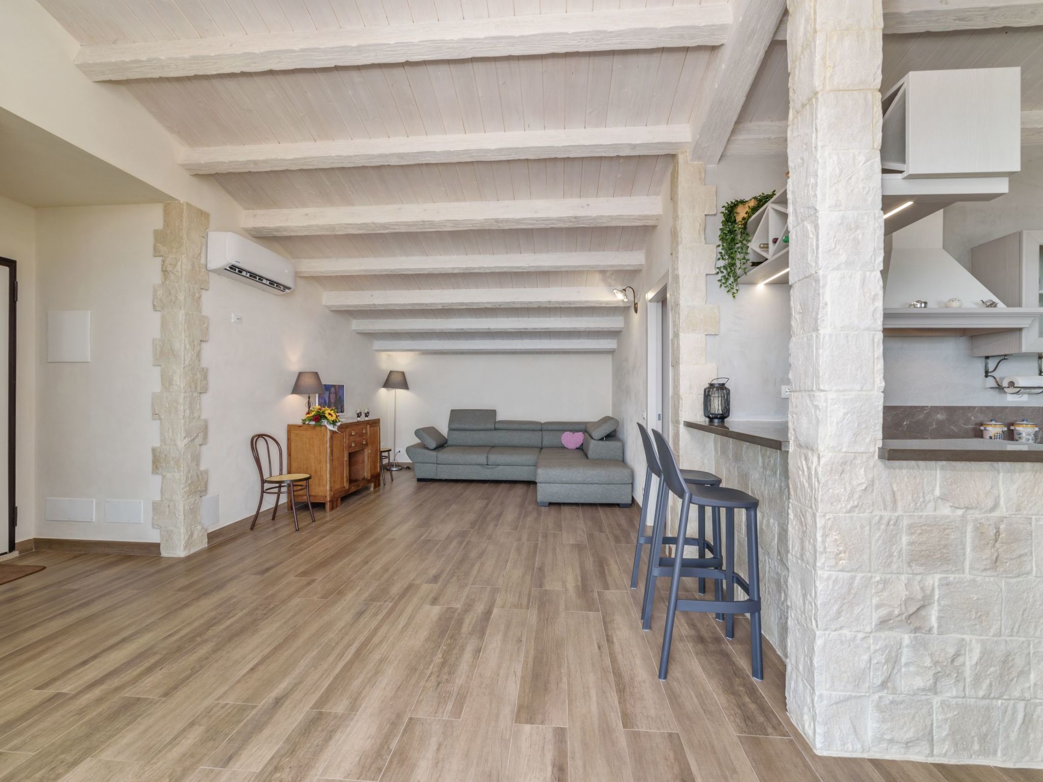 Appartement in Donnalucata mit Möblierter Terrasse und Meerblick-Drinnen