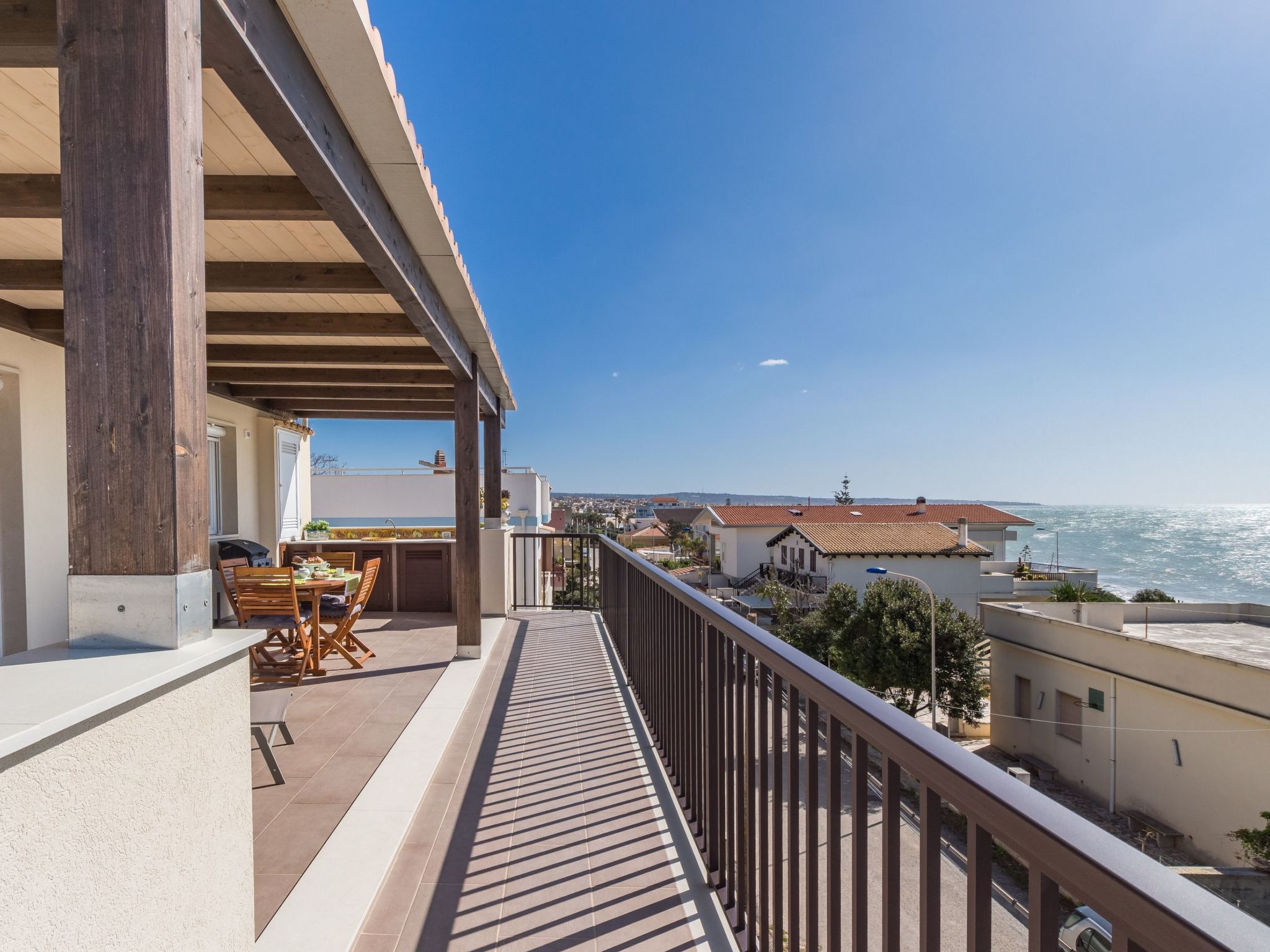 Appartement in Donnalucata mit Möblierter Terrasse und Meerblick-Drinnen