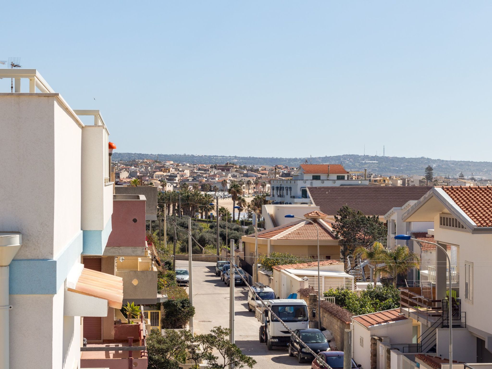 Appartement in Donnalucata mit Möblierter Terrasse und Meerblick-Drinnen