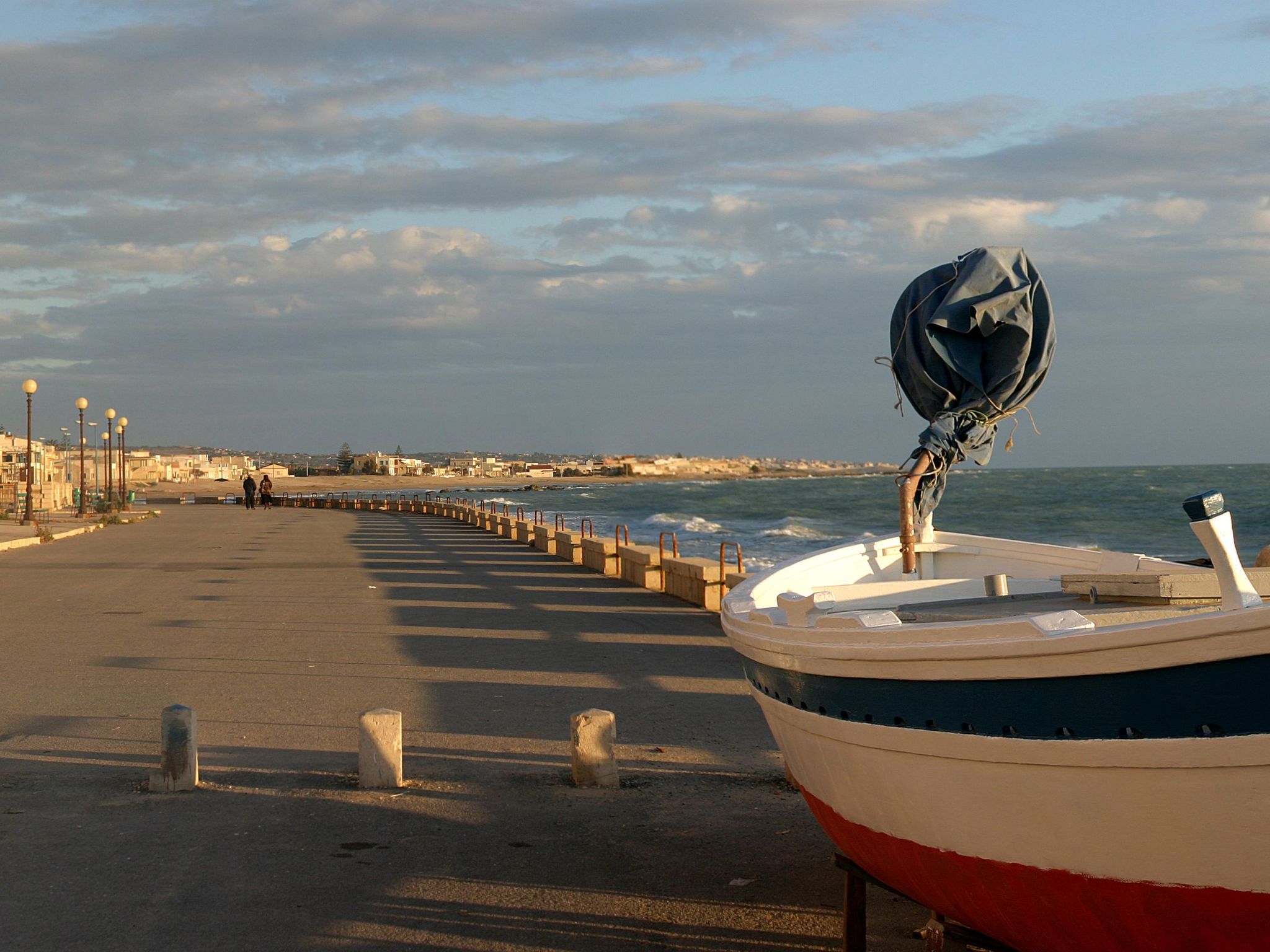 Appartement in Donnalucata mit Möblierter Terrasse und Meerblick-Drinnen