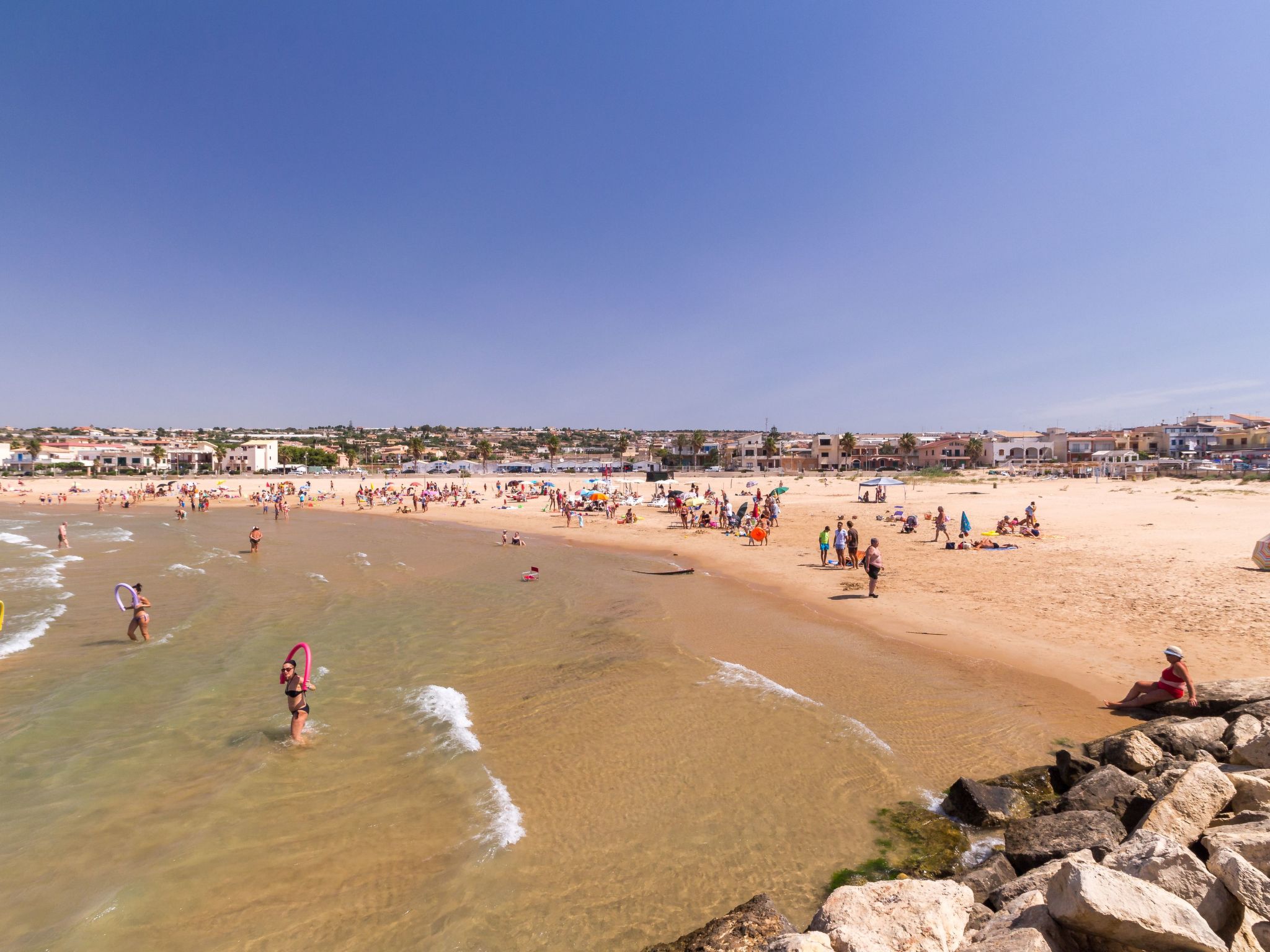 Appartement in Donnalucata mit Möblierter Terrasse und Meerblick-Drinnen