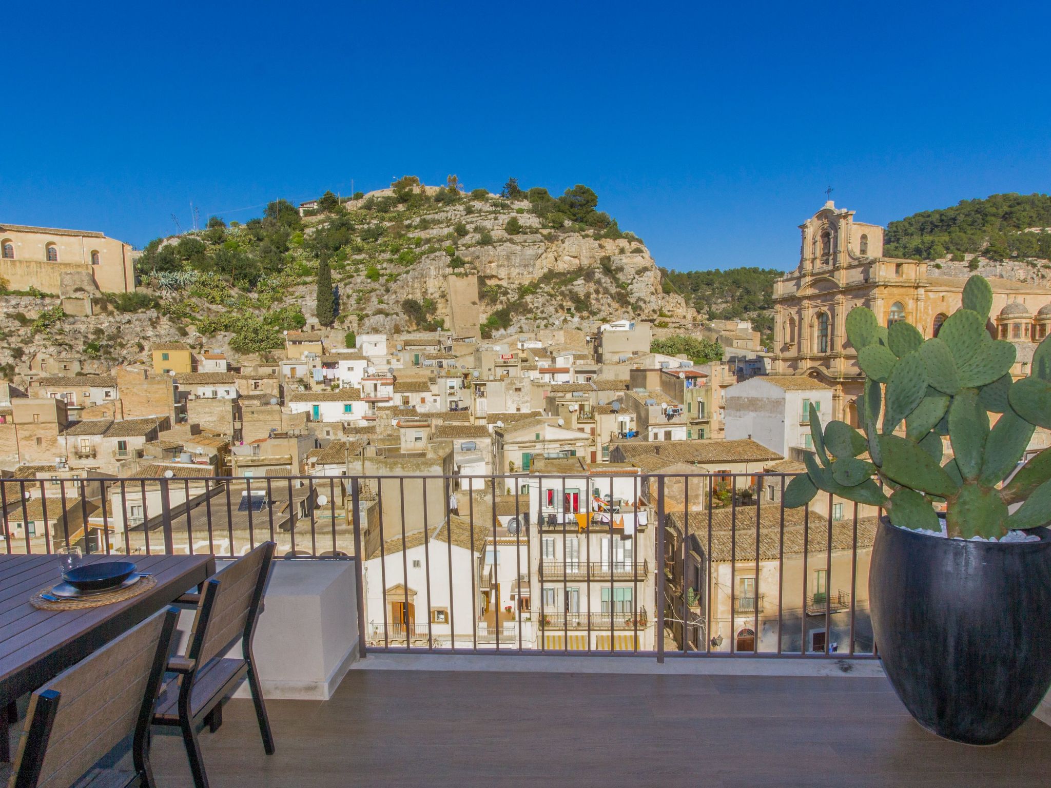 Nettes Appartement in Scicli mit Möblierter Terrasse-Binnen