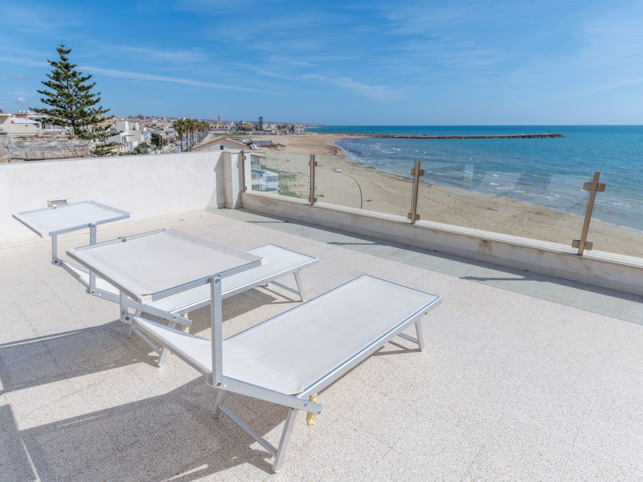 In Donnalucata mit Grill und Terrasse-Binnen