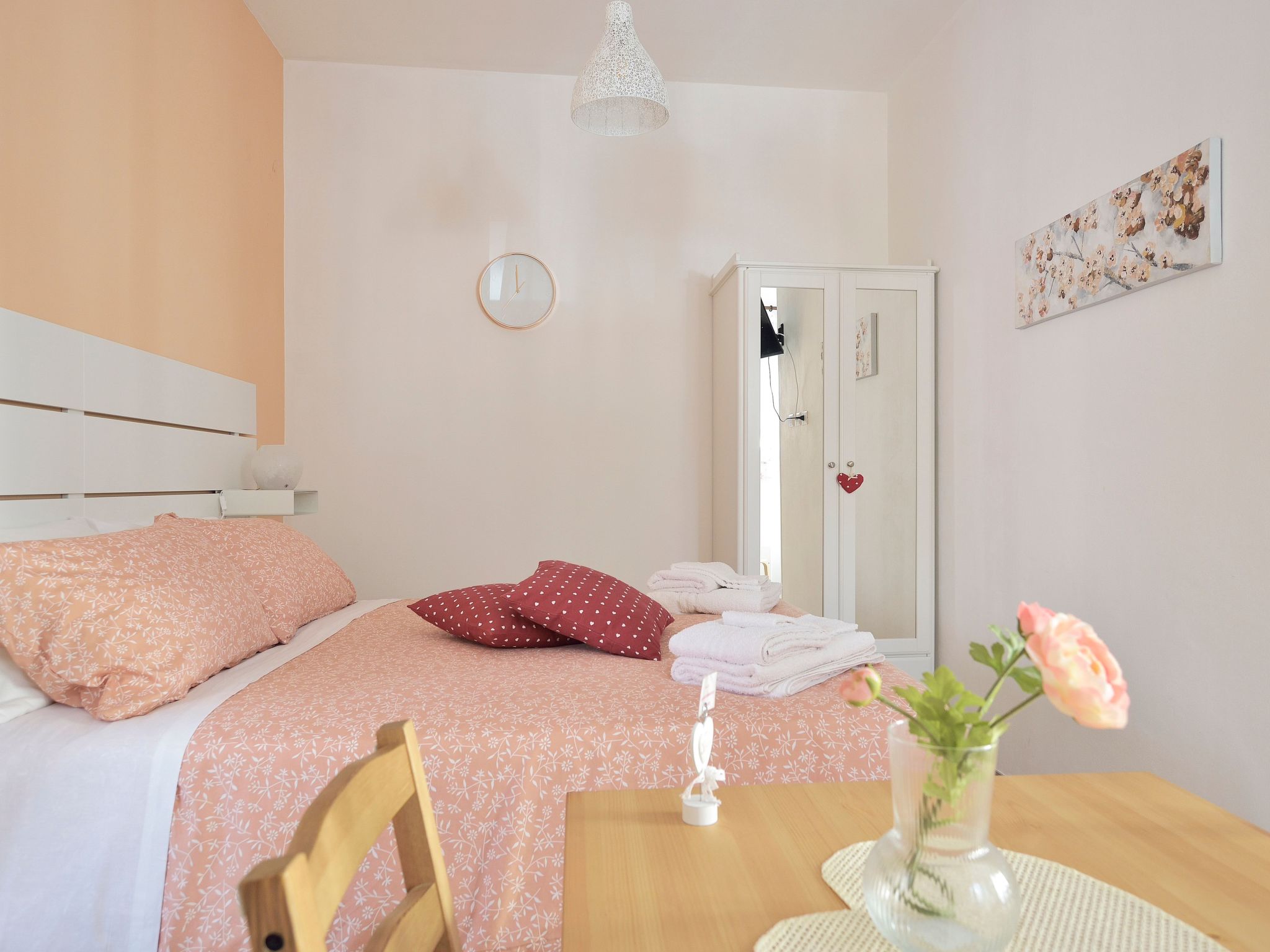 Welcome to the heart of Scicli, a gem set in beautiful Sizilien, where history and comfort come together to offer you an unforgettable stay. This flat, ideal for 2 people, is the perfect choice for th..