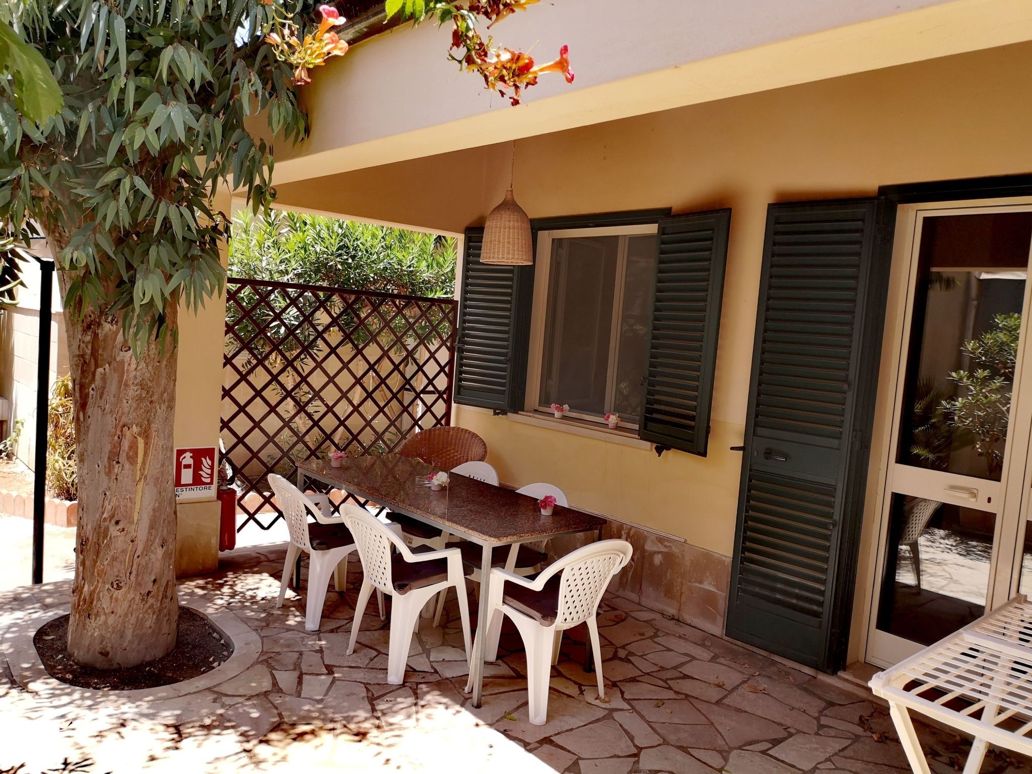 Schöner zentraler Bungalow direkt am Sandstrand auf Sizilien-Inside