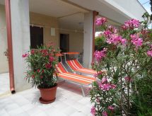 mit grosser Terrasse direkt am Meer
