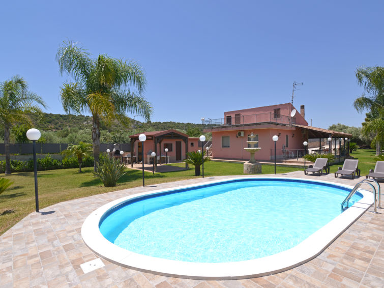 Villa Sally in Floridia met privézwembad en zonnige tuin in Floridia