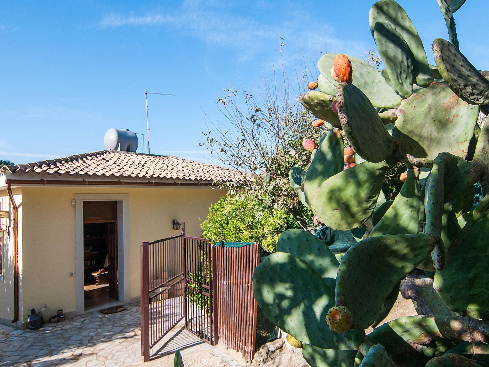 Villa in Lido Di Noto, Sizilien-Image-tags.info