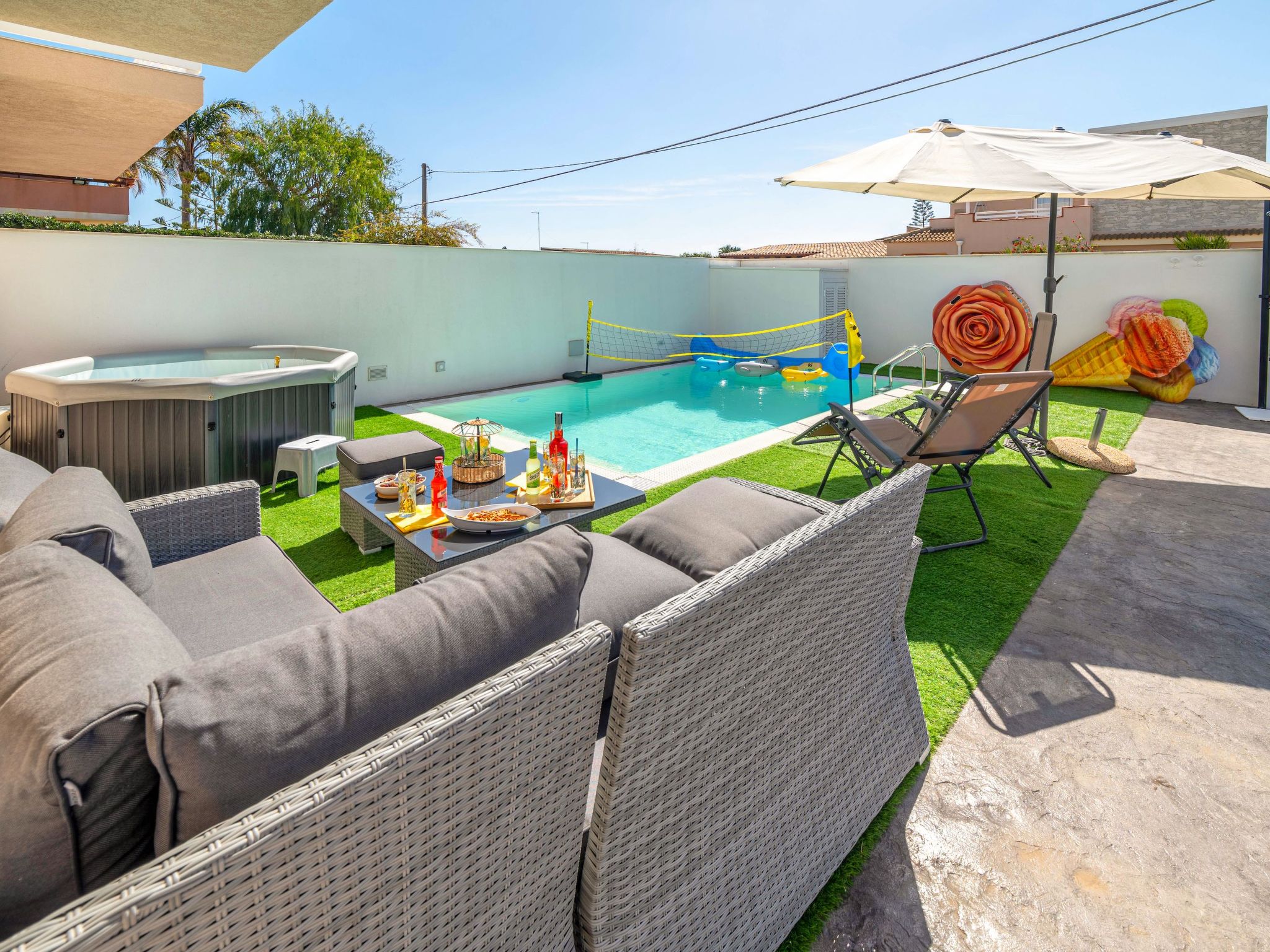 Schwimmbad, elegant, in Strandnähe