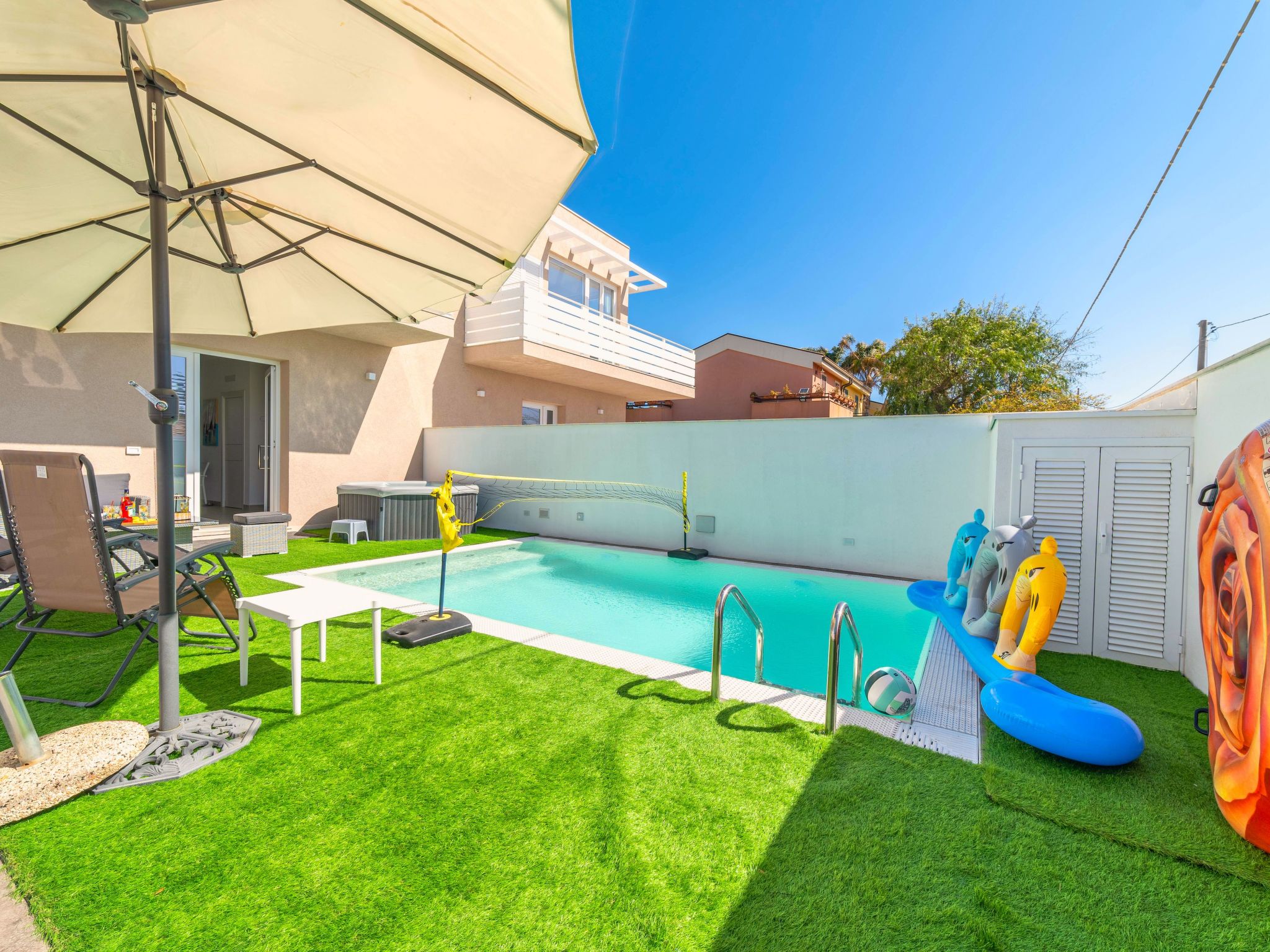 Schwimmbad, elegant, in Strandnähe-Dedans