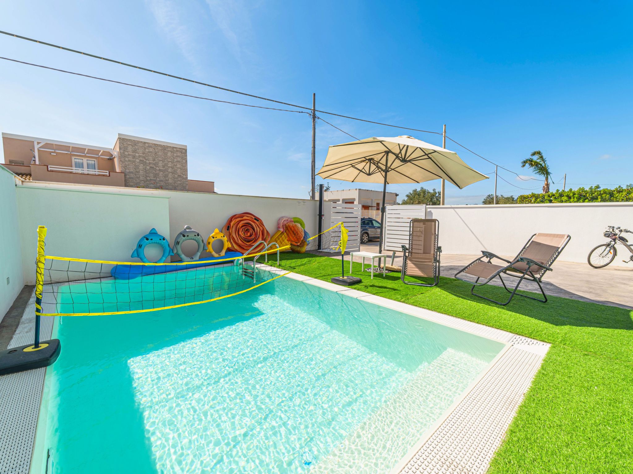 Schwimmbad, elegant, in Strandnähe