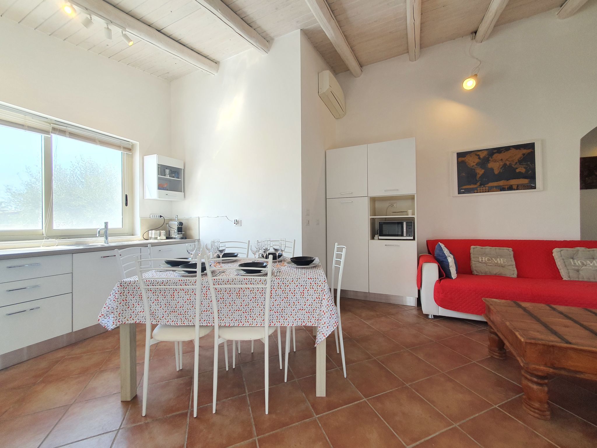 The Sunshine House-Binnen