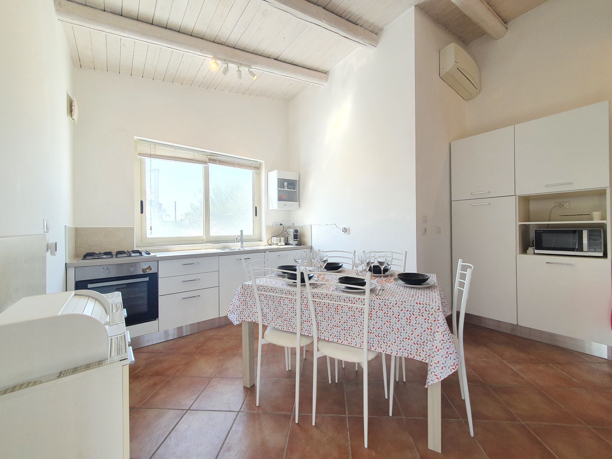 The Sunshine House-Binnen