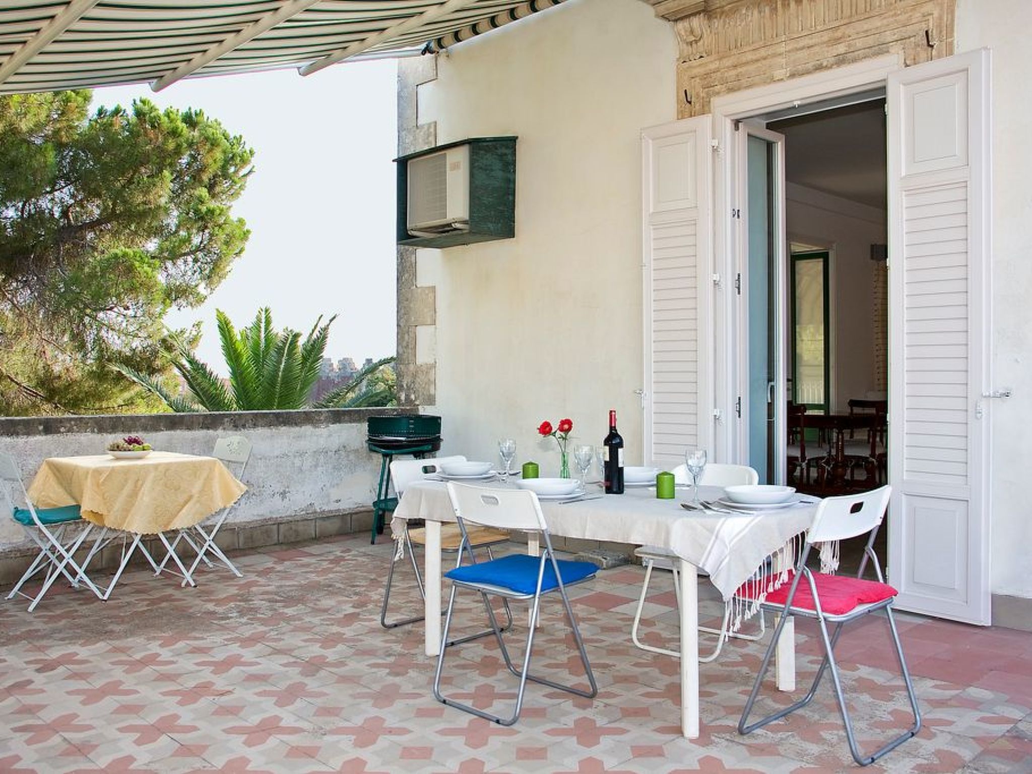 Für 4 Personen und 1 Kind in Syrakus, Sizilien (Ostküste von Sizilien)-Image-tags.info