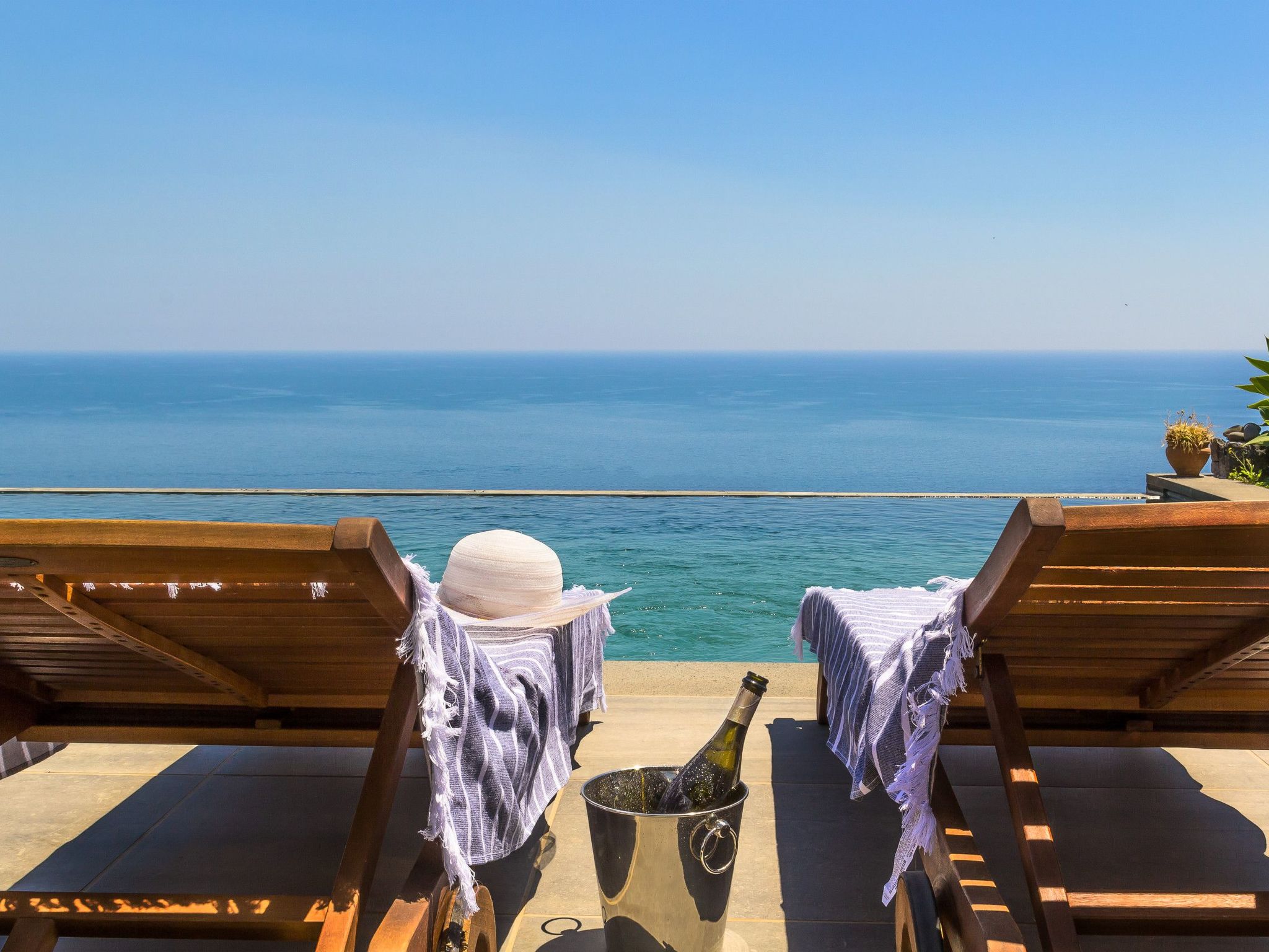 Splendid villa overlooking the sea. From the wonderful infinity pool you can gaze out over the horizon as you are kissed by the Sicilian sun. The house consists of a large entrance hall, study, double..
