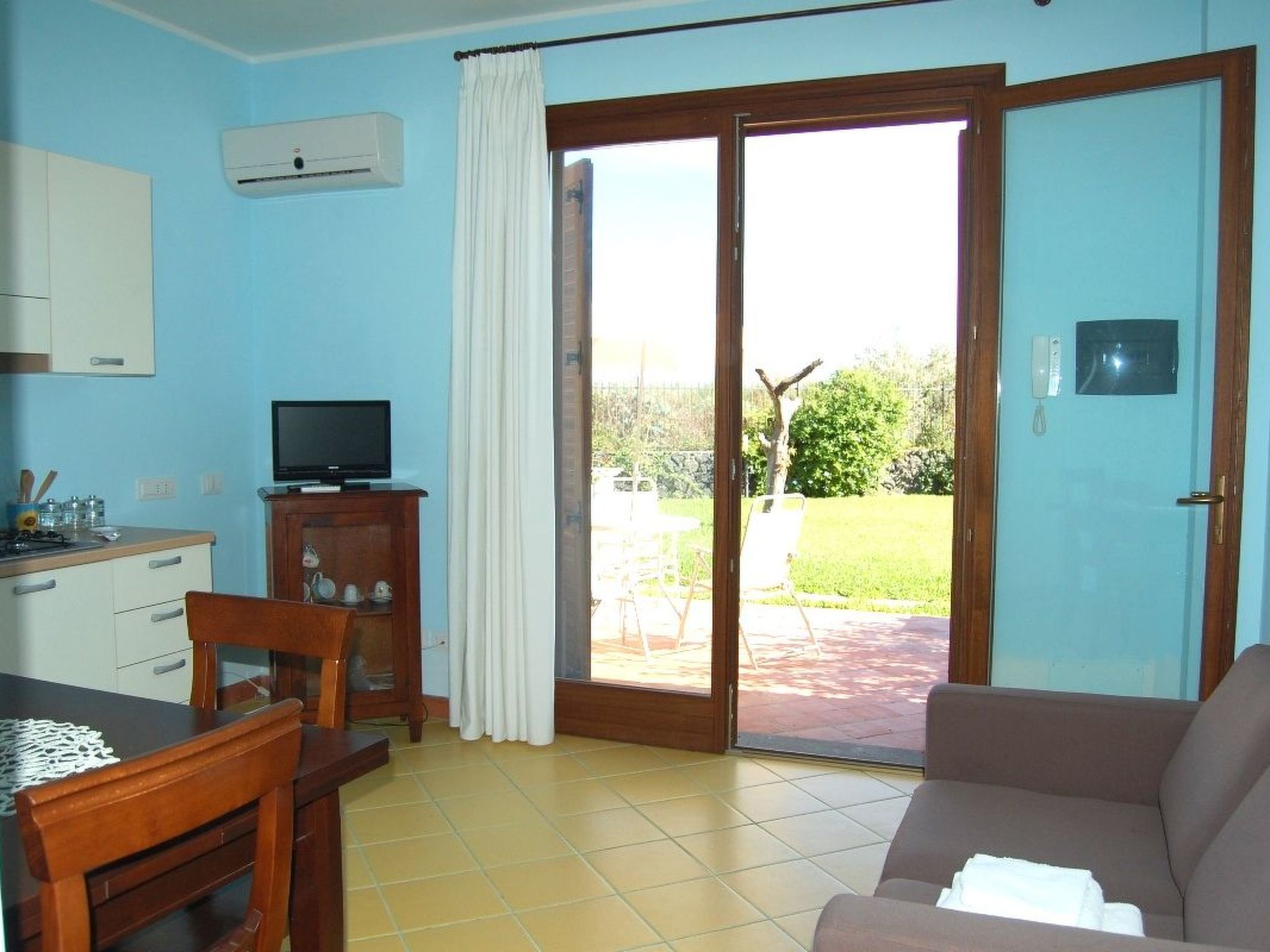 Zweizimmerwohnung 1 mit Terrasse, Gemeinschaftspool-Binnen