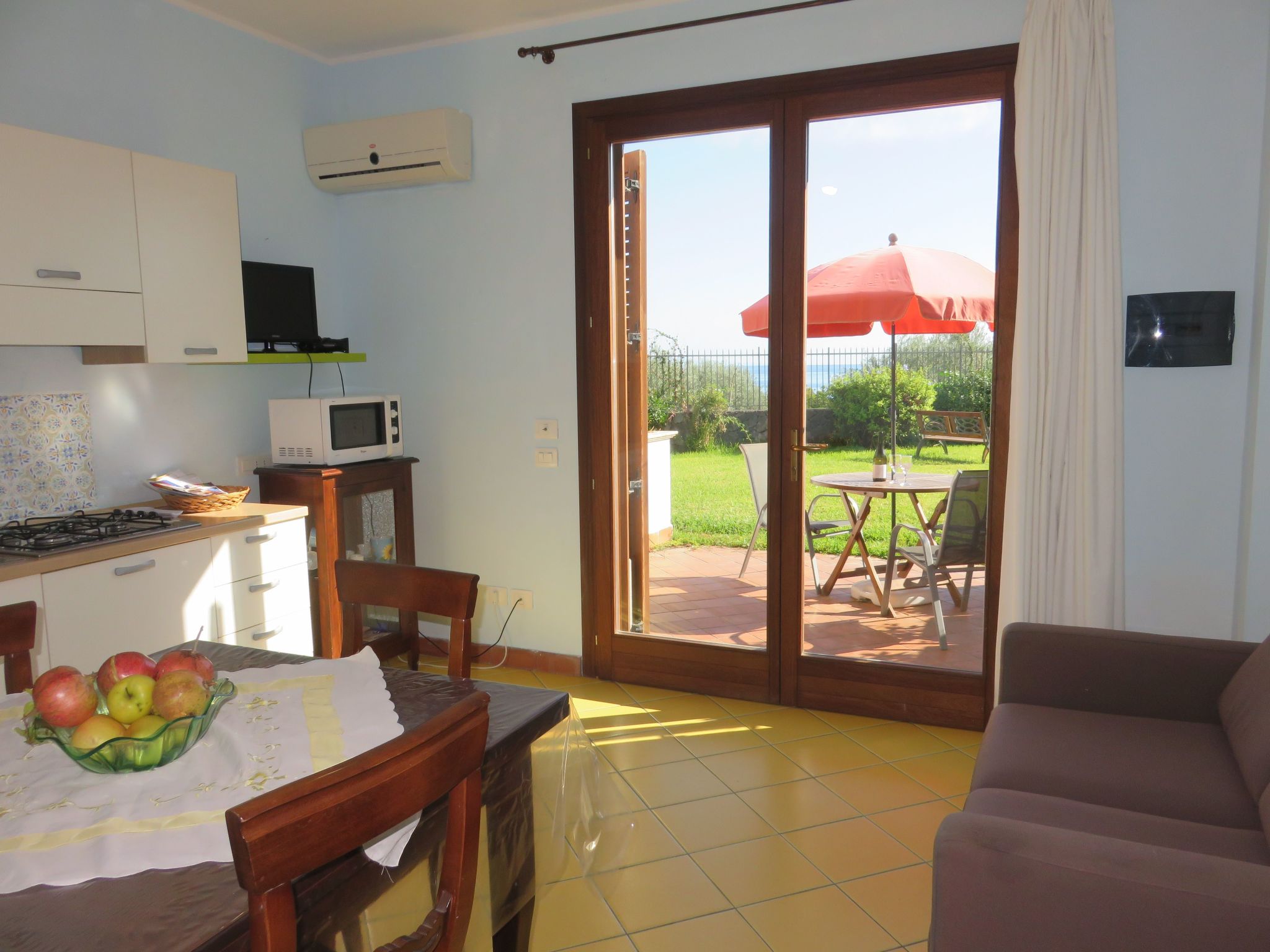 Zweizimmerwohnung 1 mit Terrasse, Gemeinschaftspool-Binnen