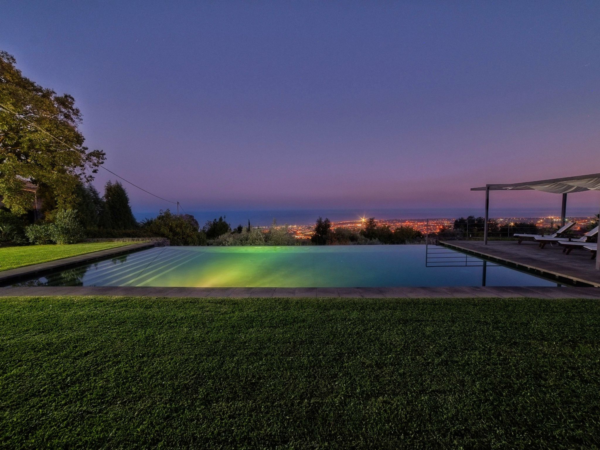 Mit Pool Infinity-Binnen