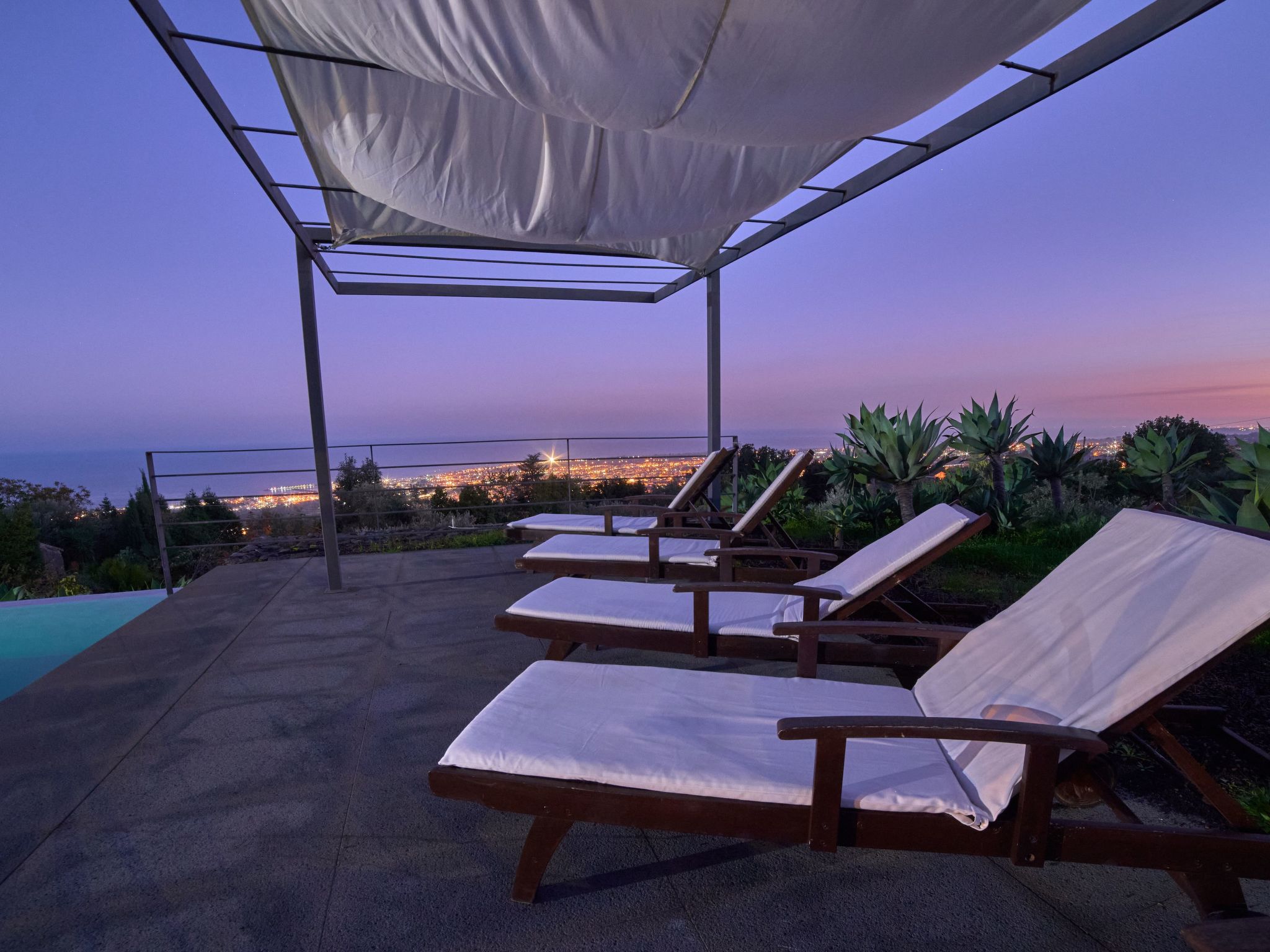 Mit Pool Infinity-Binnen