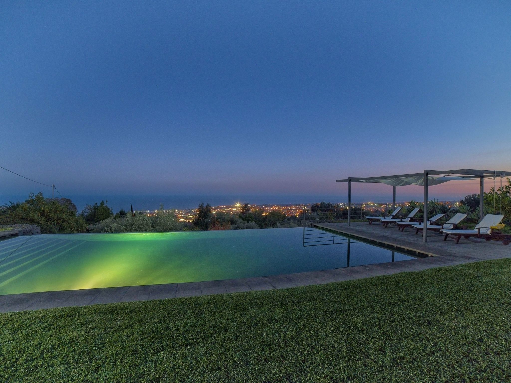 Mit Pool Infinity-Binnen