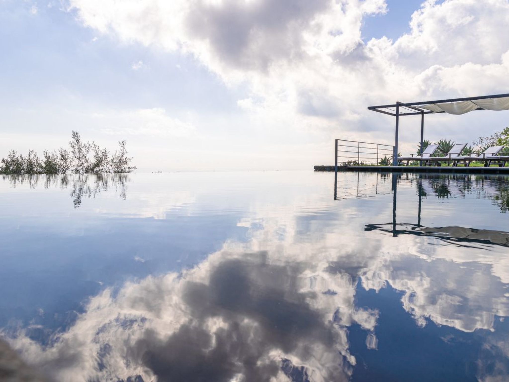 Mit Pool Infinity-Binnen