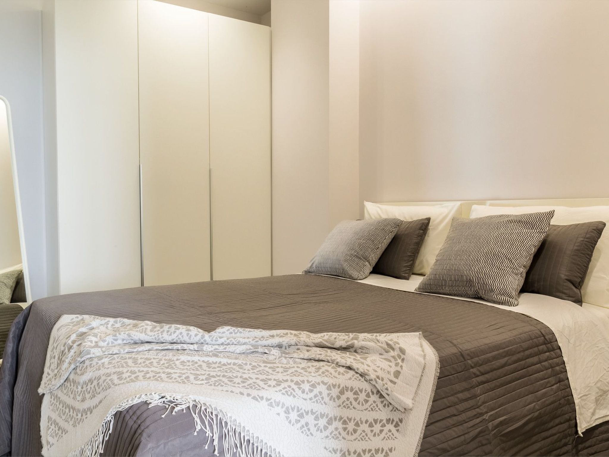 The flat has direct access to the sea and is strategically located for visiting renowned Sicilian tourist resortsFrom the delightful garden you can enjoy a splendid view of Taormina and Calabria while..