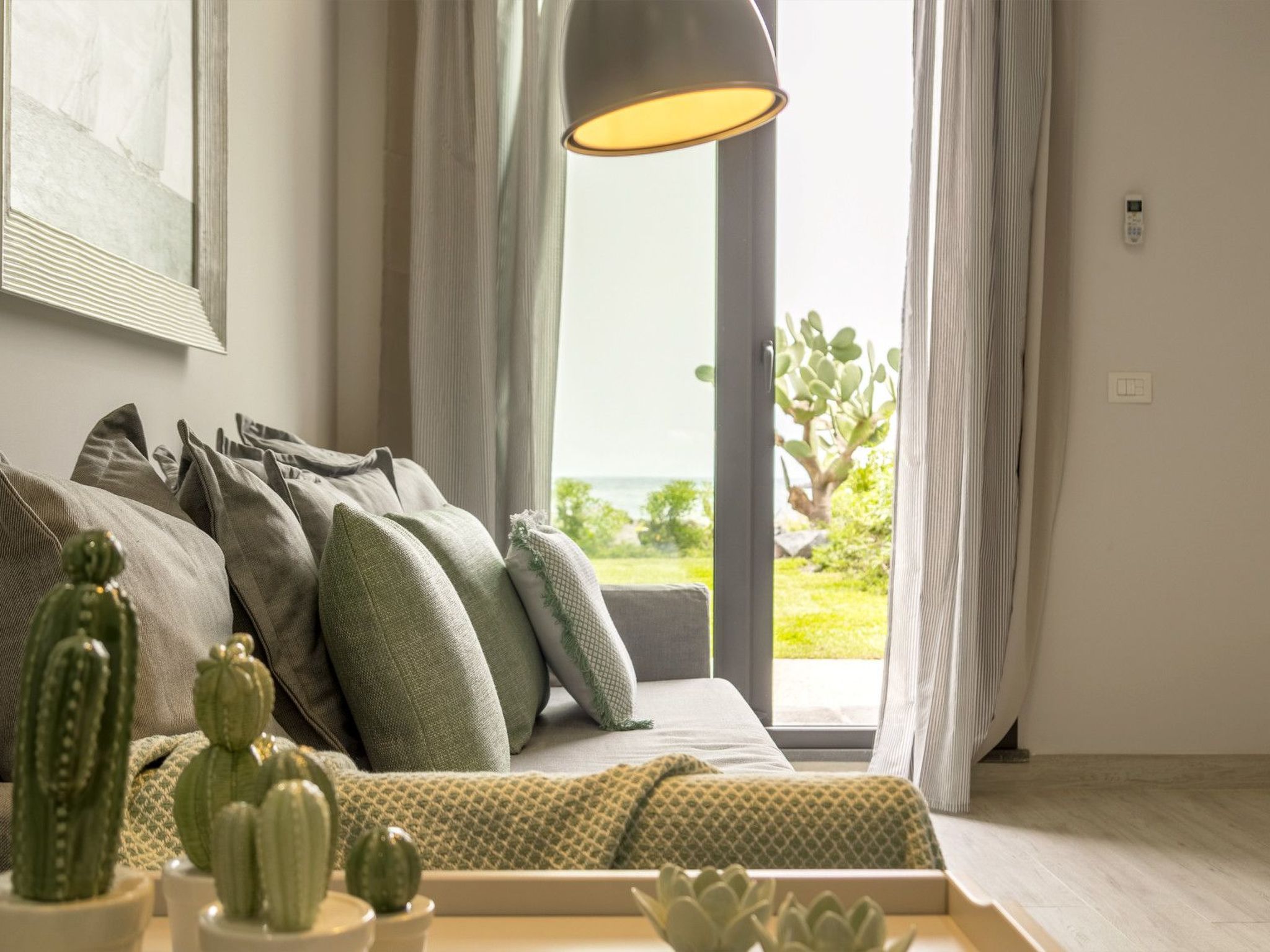 The flat has direct access to the sea and is strategically located for visiting the renowned Sicilian tourist resortsFrom the delightful garden you can enjoy a splendid view of Taormina and Calabria w..