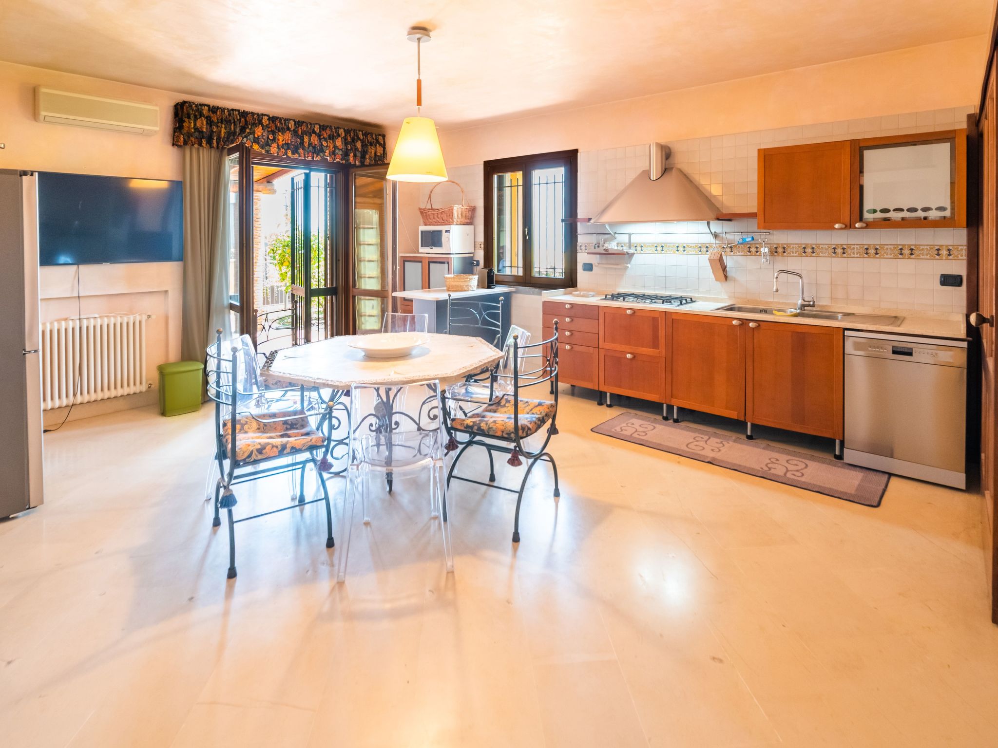 Für 11 Personen in Pedara, Sizilien (Ostküste von Sizilien)-Binnen