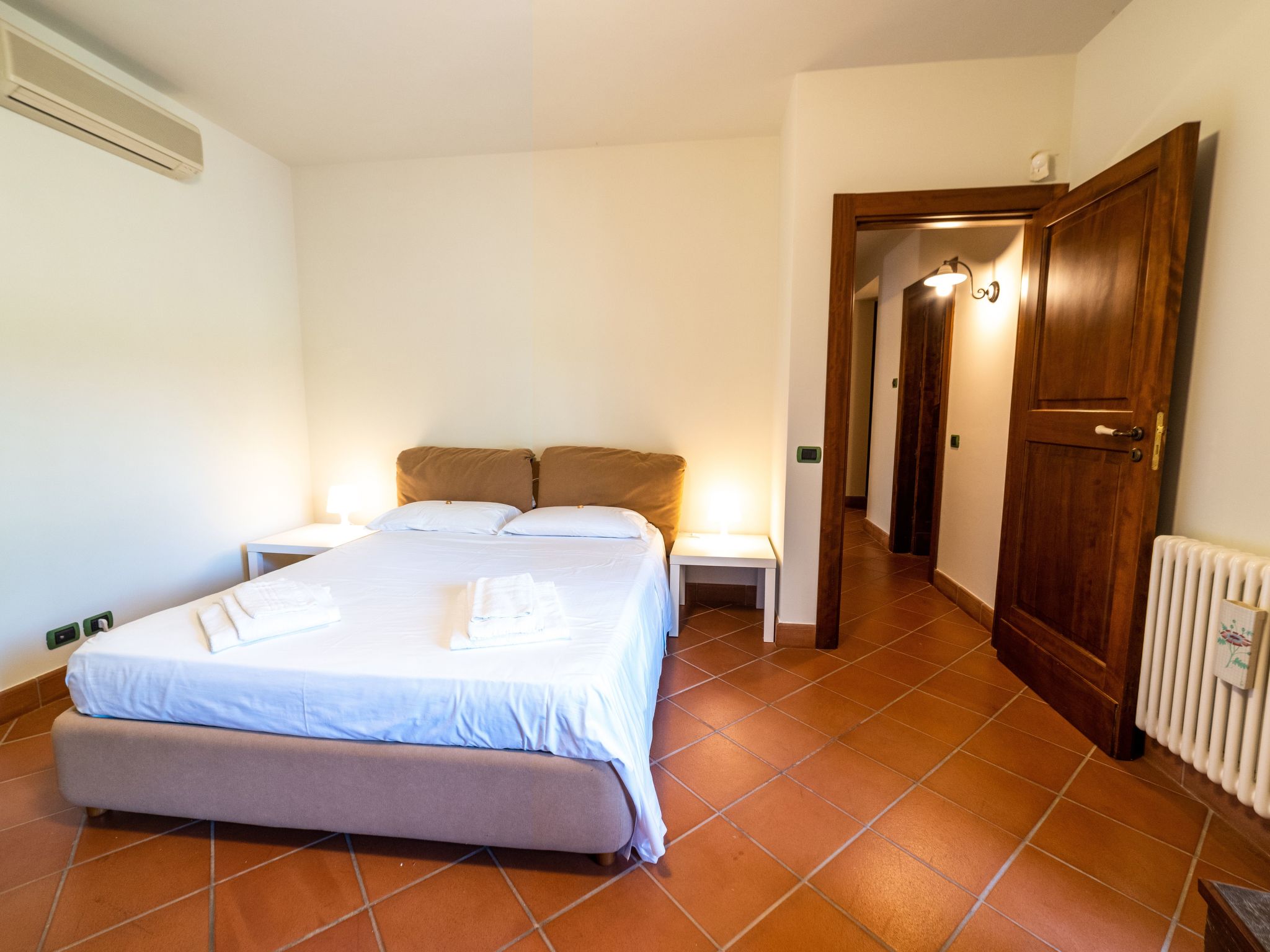 Für 11 Personen in Pedara, Sizilien (Ostküste von Sizilien)-Image-tags.info