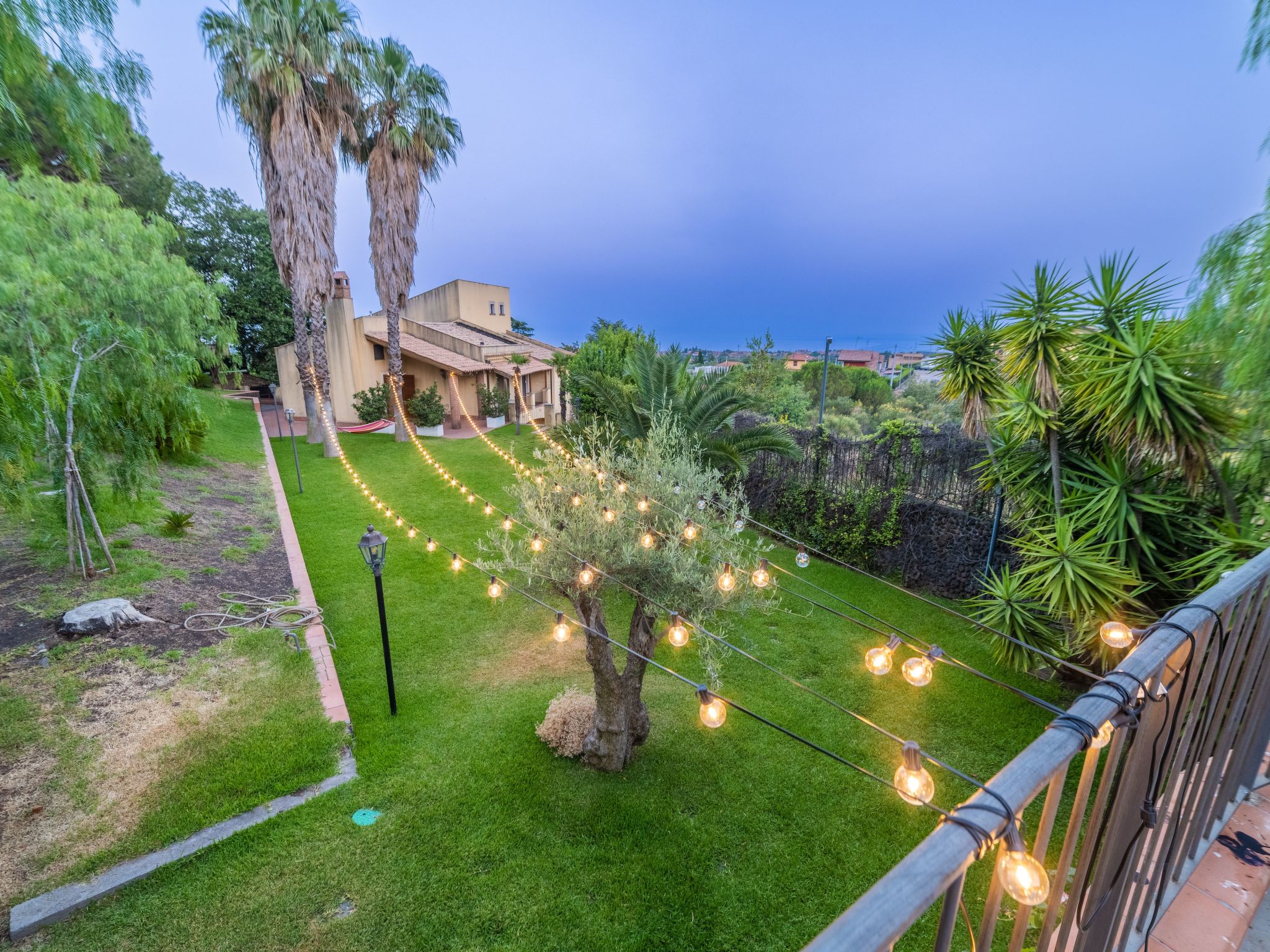 Für 11 Personen in Pedara, Sizilien (Ostküste von Sizilien)-Buiten