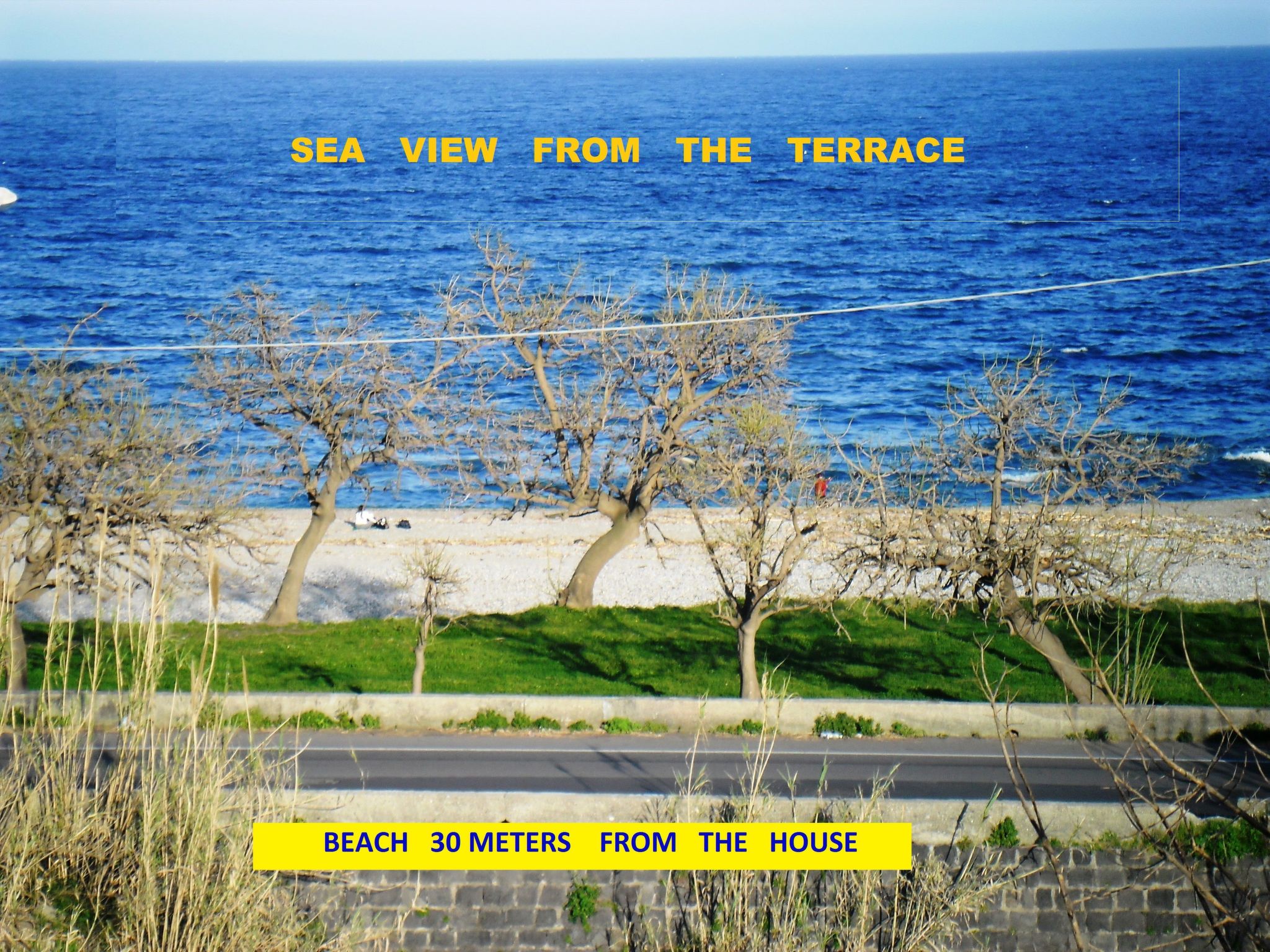 Holiday flat in Catania, close to Taormina and within walking distance of the sea.From the living room there is access to the balcony with sea view. Two parking spaces are available.This is a two-room..