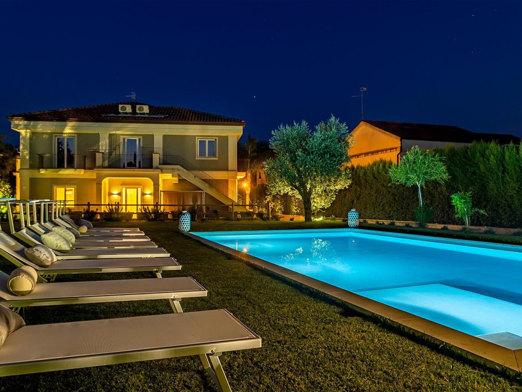 Discover the timeless charm of Villa Carmela, a splendid residence located in Fiumefreddo di Sicilia, an ideal place to explore the wonders of eastern Sicily. Surrounded by the natural and cultural be..