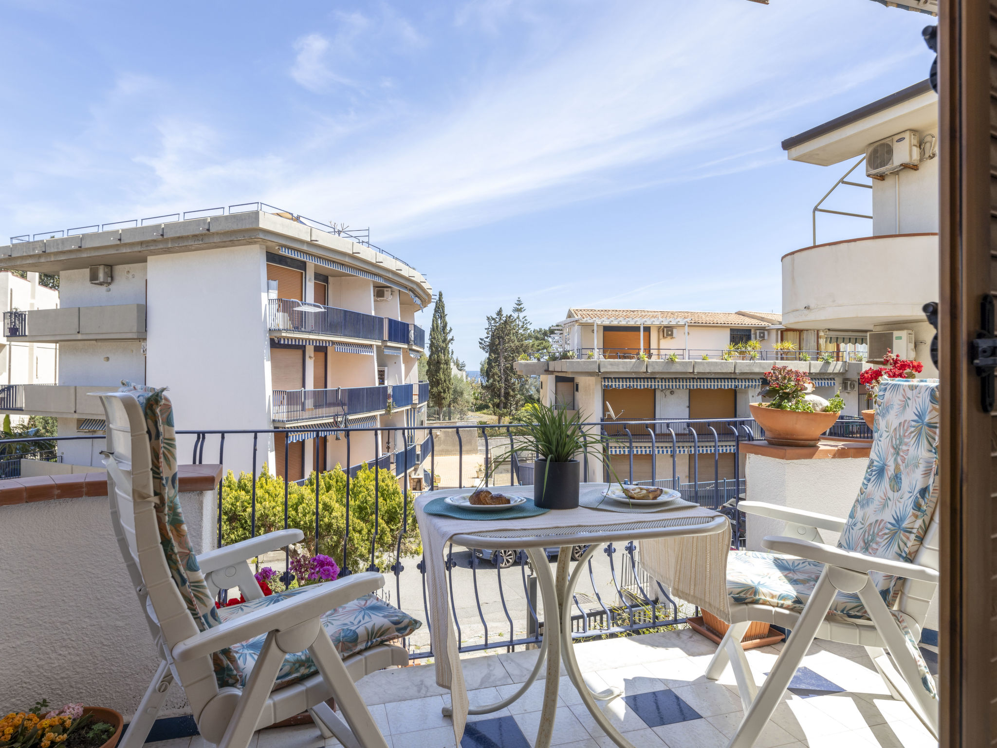 "Atena", appartement 2-kamers 65 m2 op de 1e verdieping. Doelmatig en comfortabel ingericht: hal met air-conditioning en heteluchtverwarming. Woon-/eetkamer met 1 2-pers divanbed en TV (Flatscreen TV)..